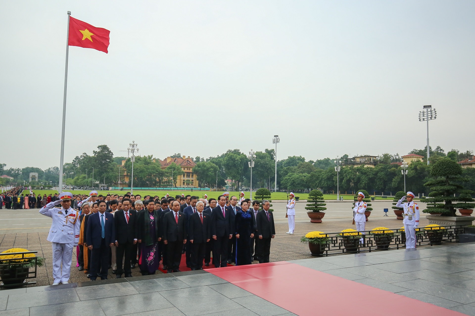 Dai bieu Quoc hoi vieng Chu tich Ho Chi Minh anh 5