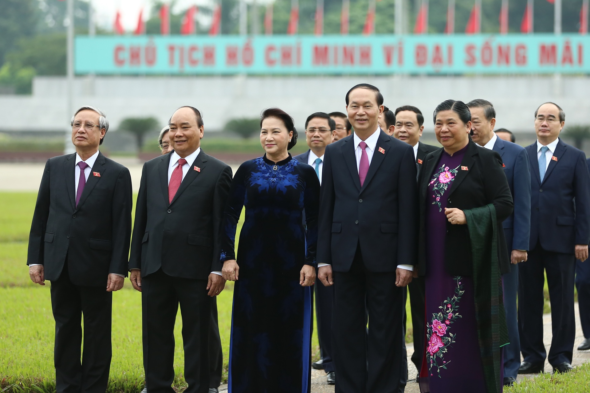 Dai bieu Quoc hoi vieng Chu tich Ho Chi Minh anh 7