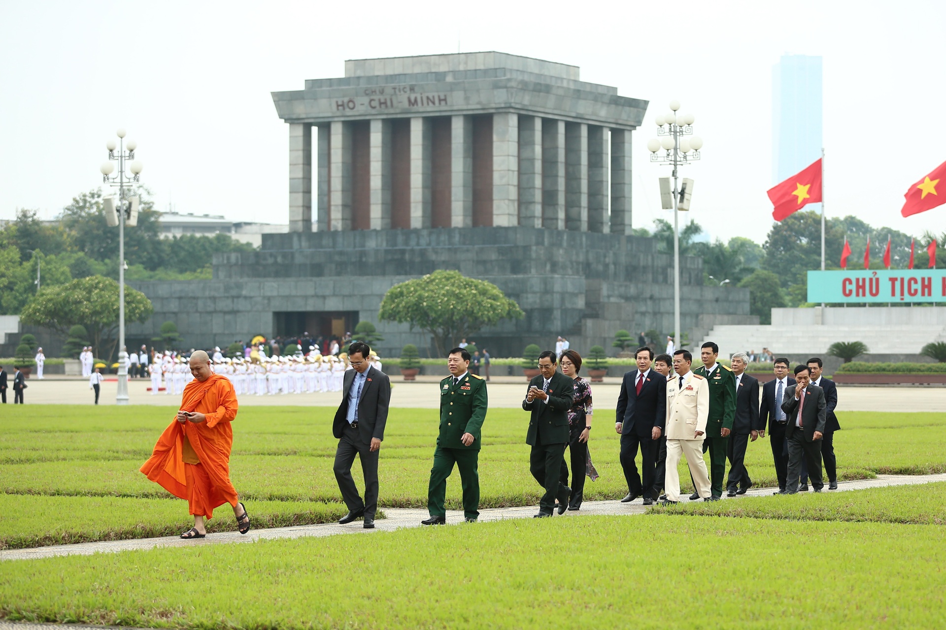 Dai bieu Quoc hoi vieng Chu tich Ho Chi Minh anh 8