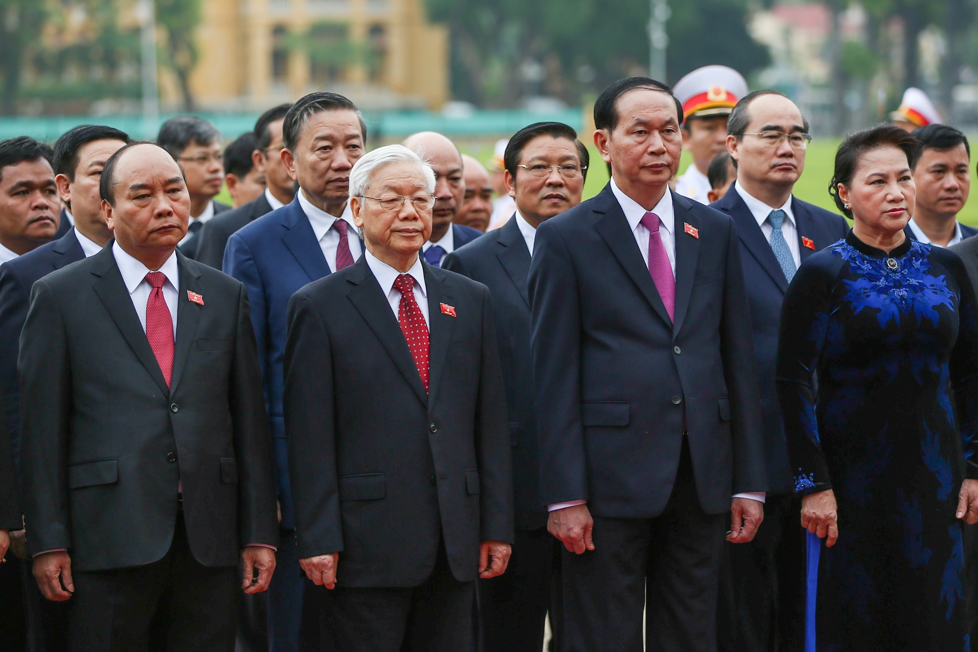 Dai bieu Quoc hoi vieng Chu tich Ho Chi Minh hinh anh