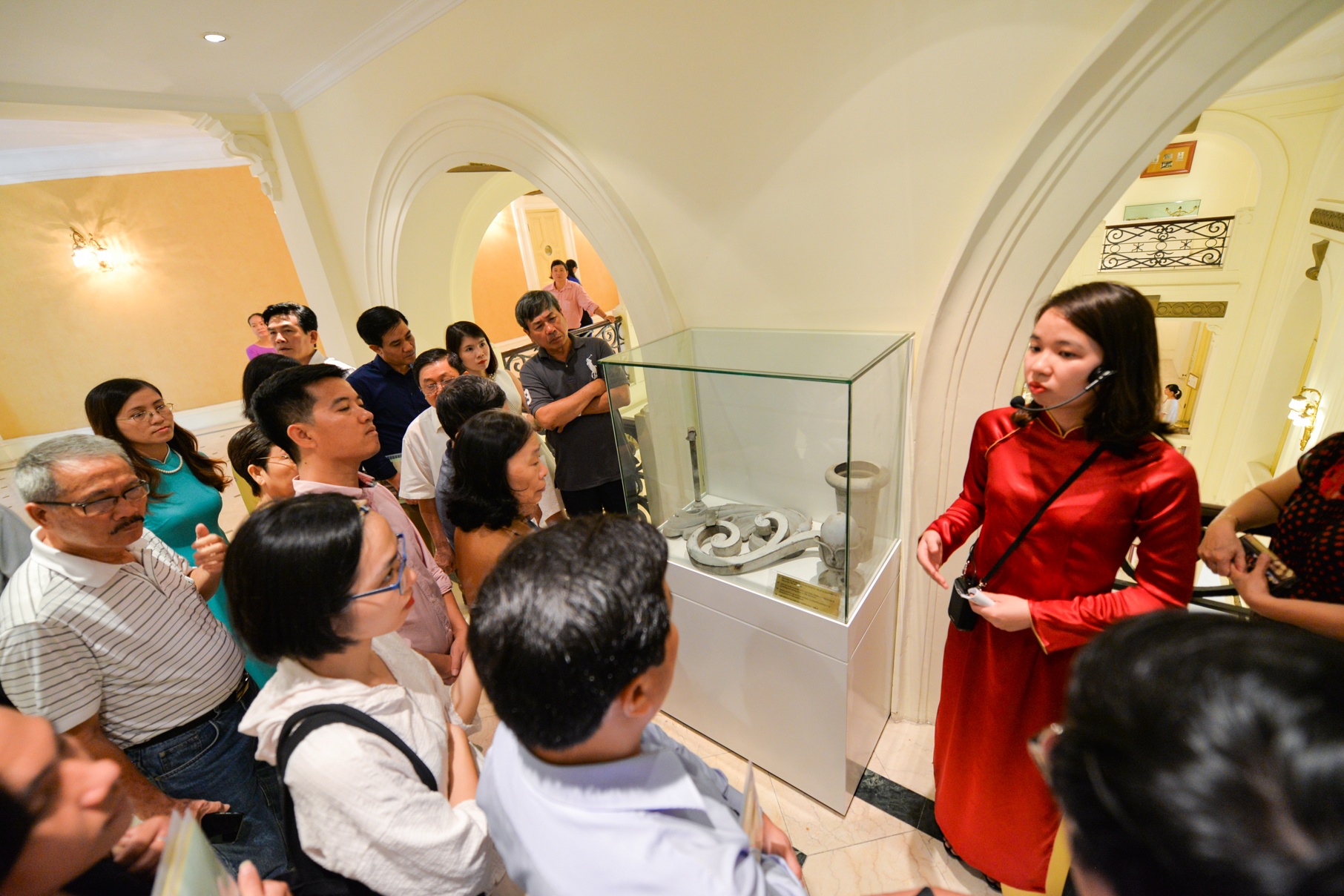 tham quan Nha hat Lon anh 12