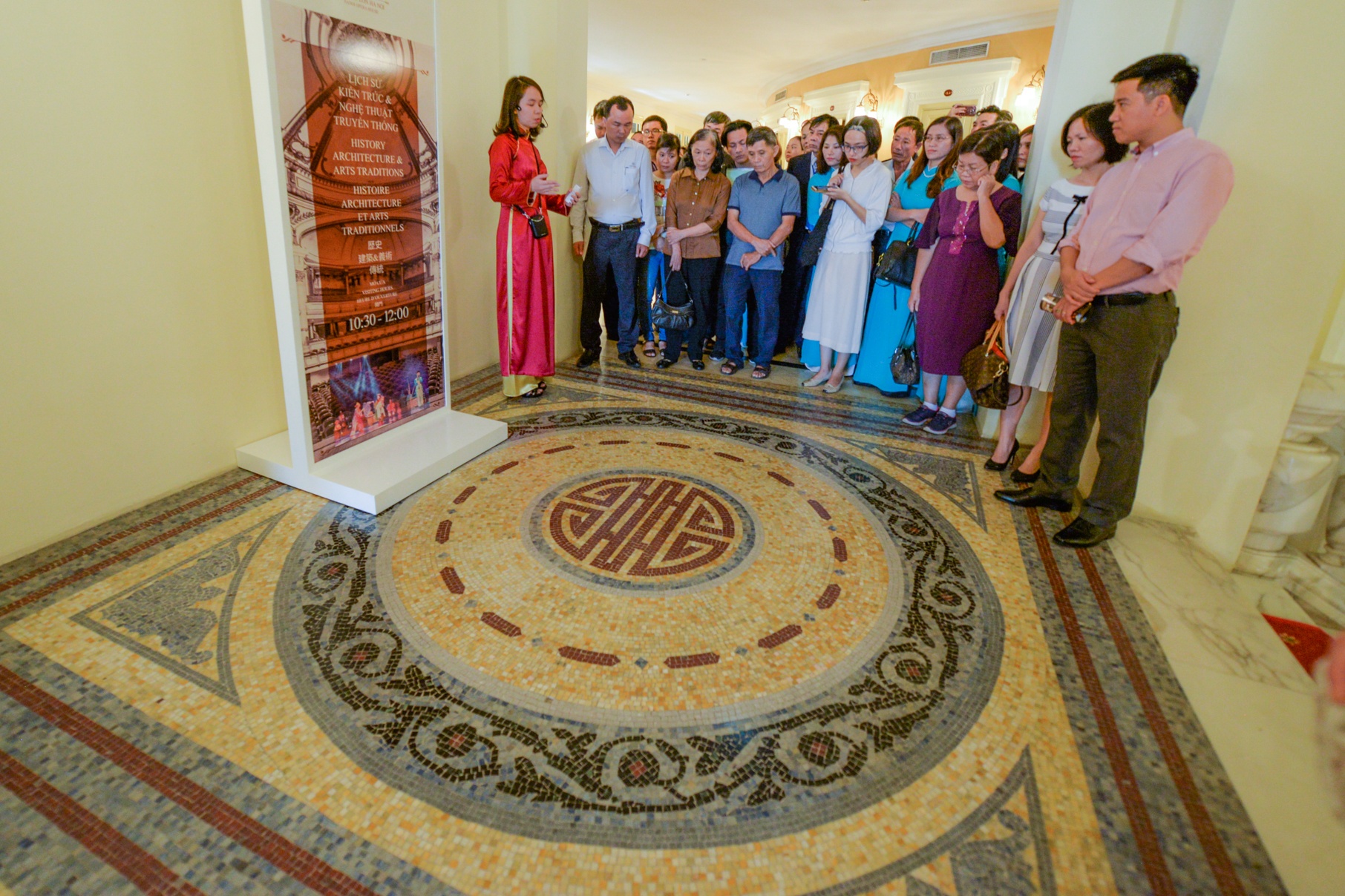 tham quan Nha hat Lon anh 13