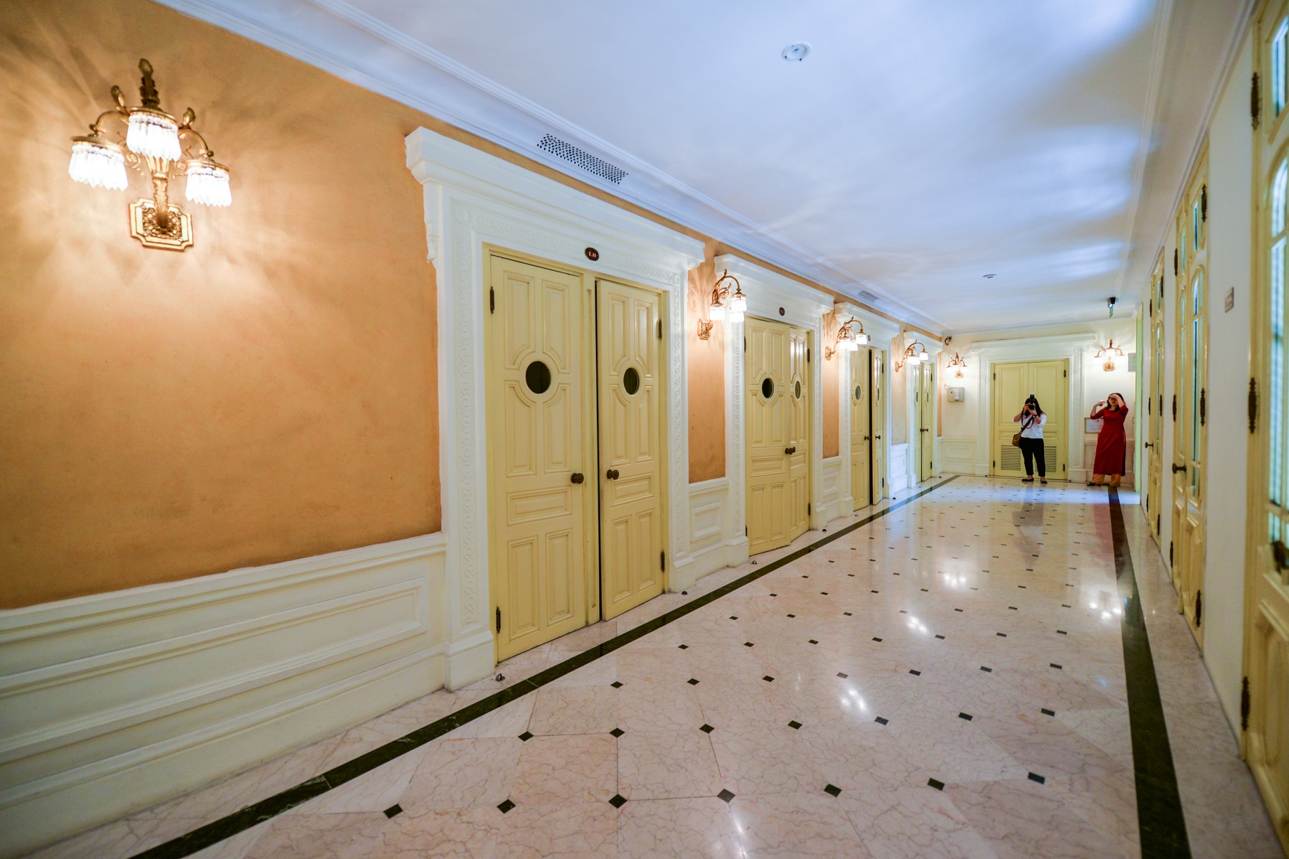 tham quan Nha hat Lon anh 2