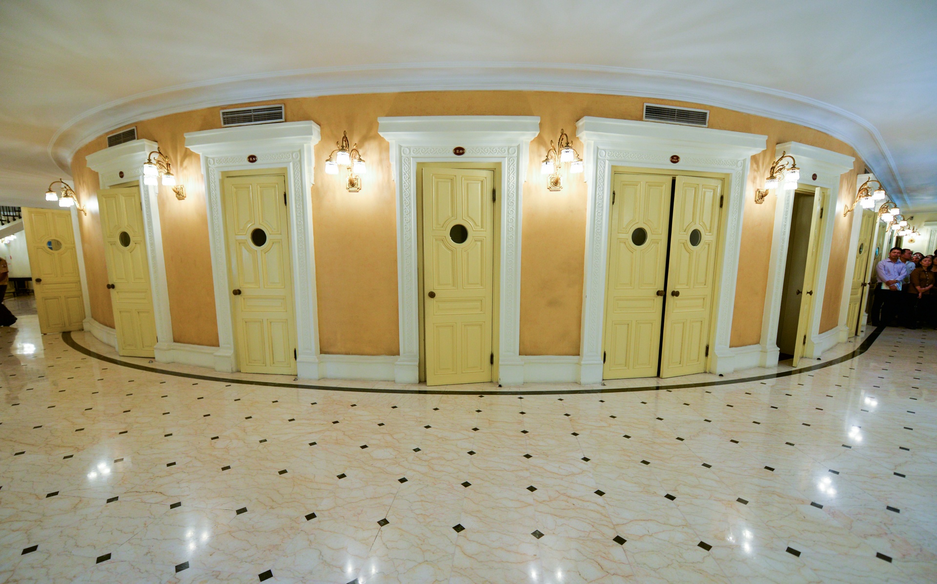 tham quan Nha hat Lon anh 5