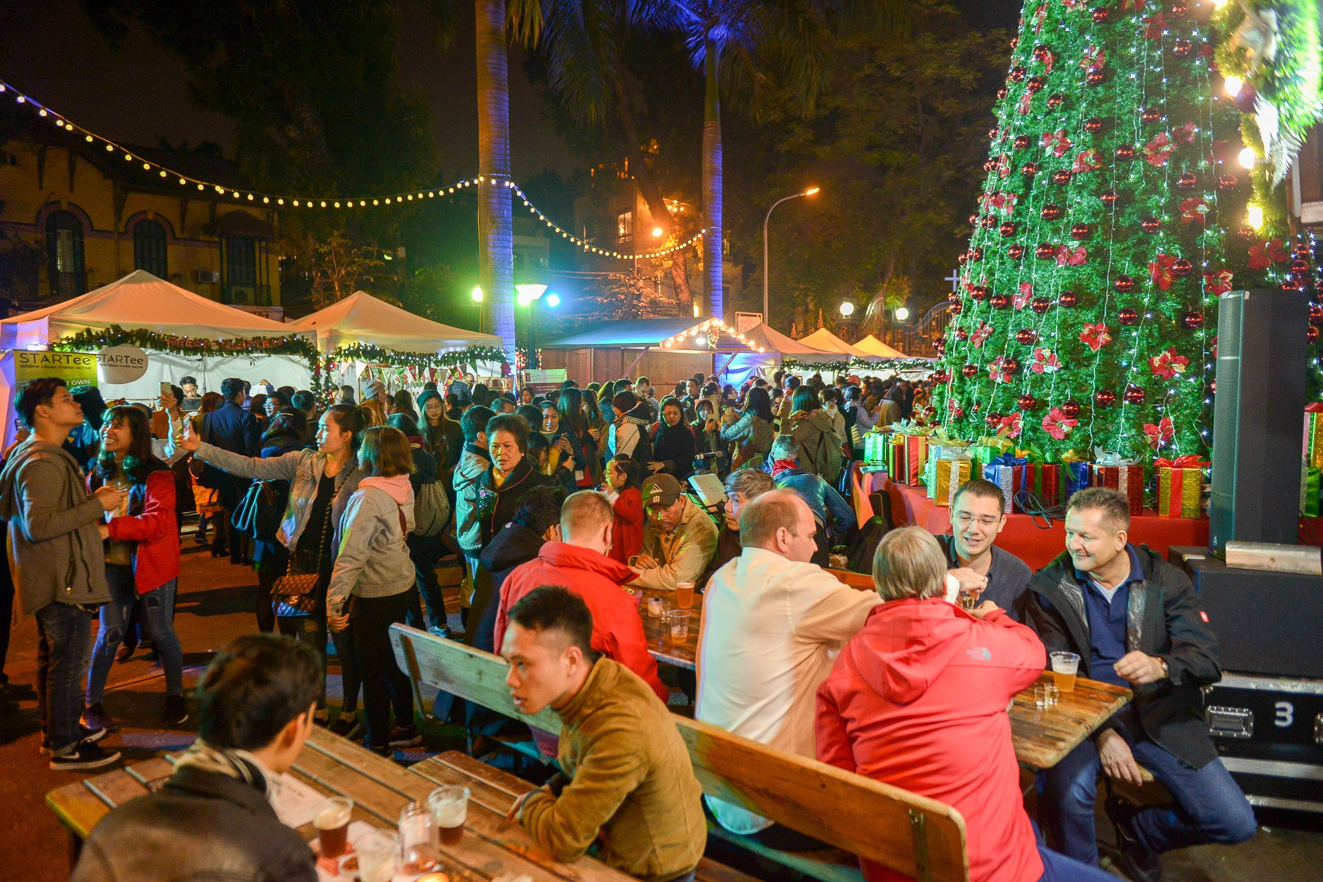 Hoi cho giang sinh theo phong cach Duc lan dau tien to chuc tai Ha Noi anh 10