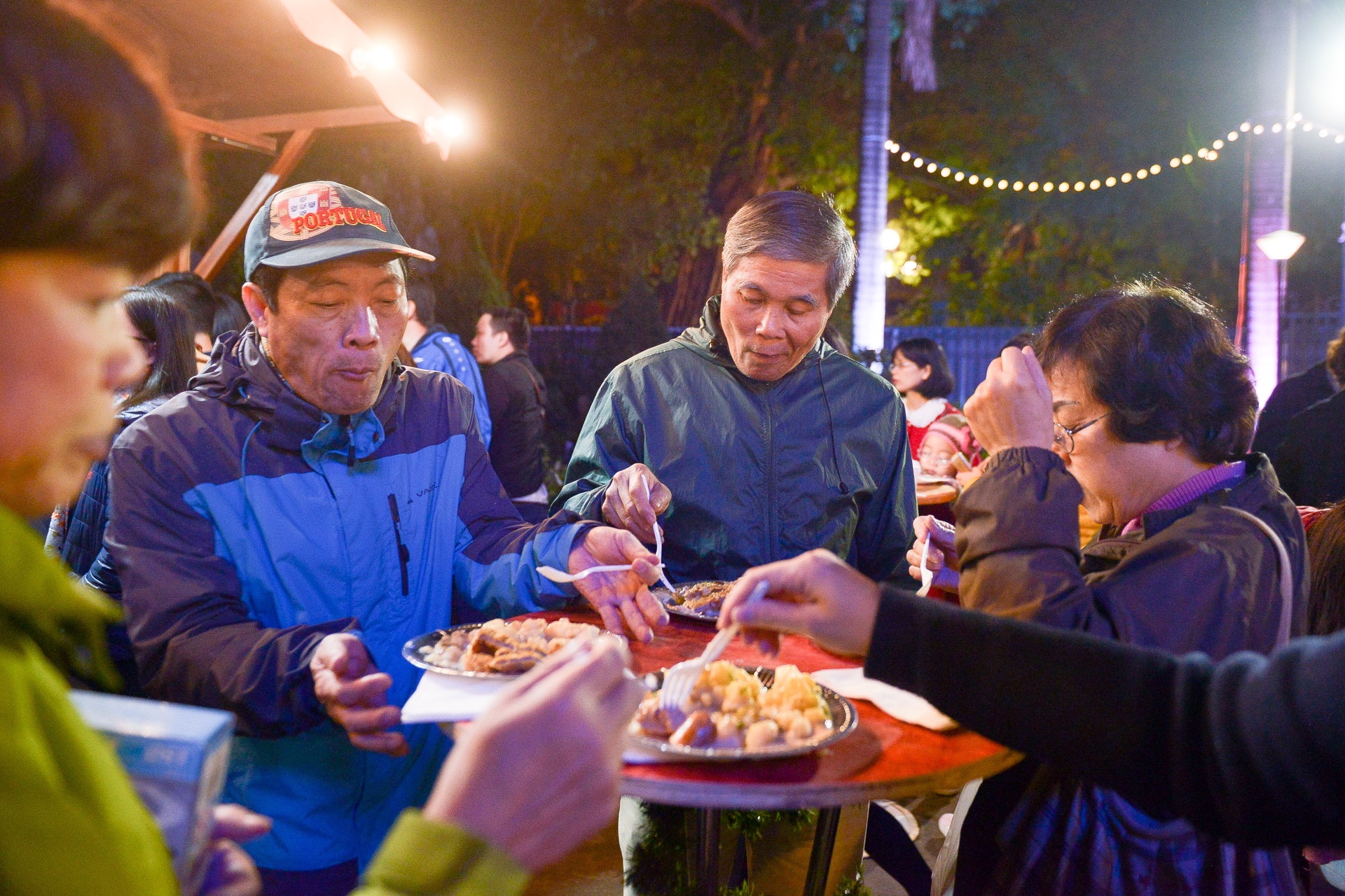 Hoi cho giang sinh theo phong cach Duc lan dau tien to chuc tai Ha Noi anh 8