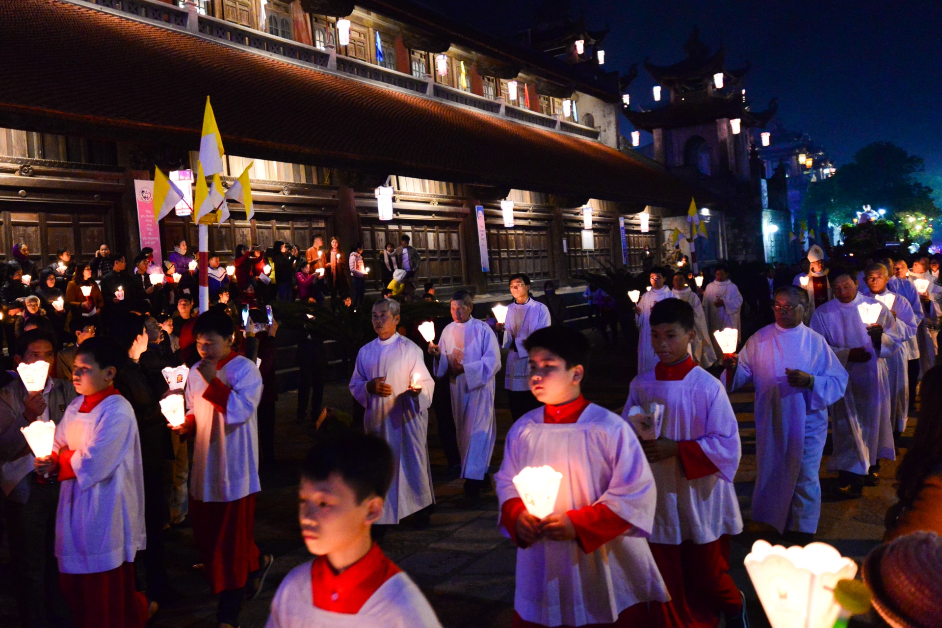 Nha tho da Phat Diem ruc ro dem Noel hinh anh