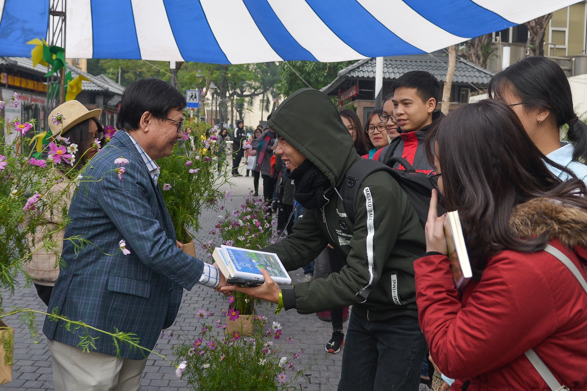 Nha van Nguyen Nhat Anh ky tang sach anh 2