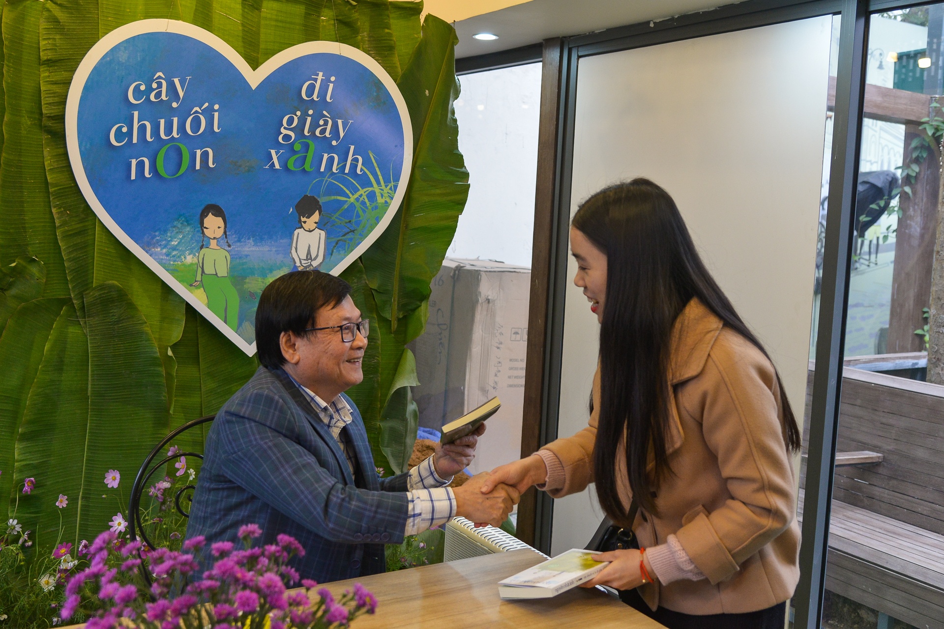 Doc gia Ha Noi xep hang tu 4h de nhan chu ky nha van Nguyen Nhat Anh hinh anh