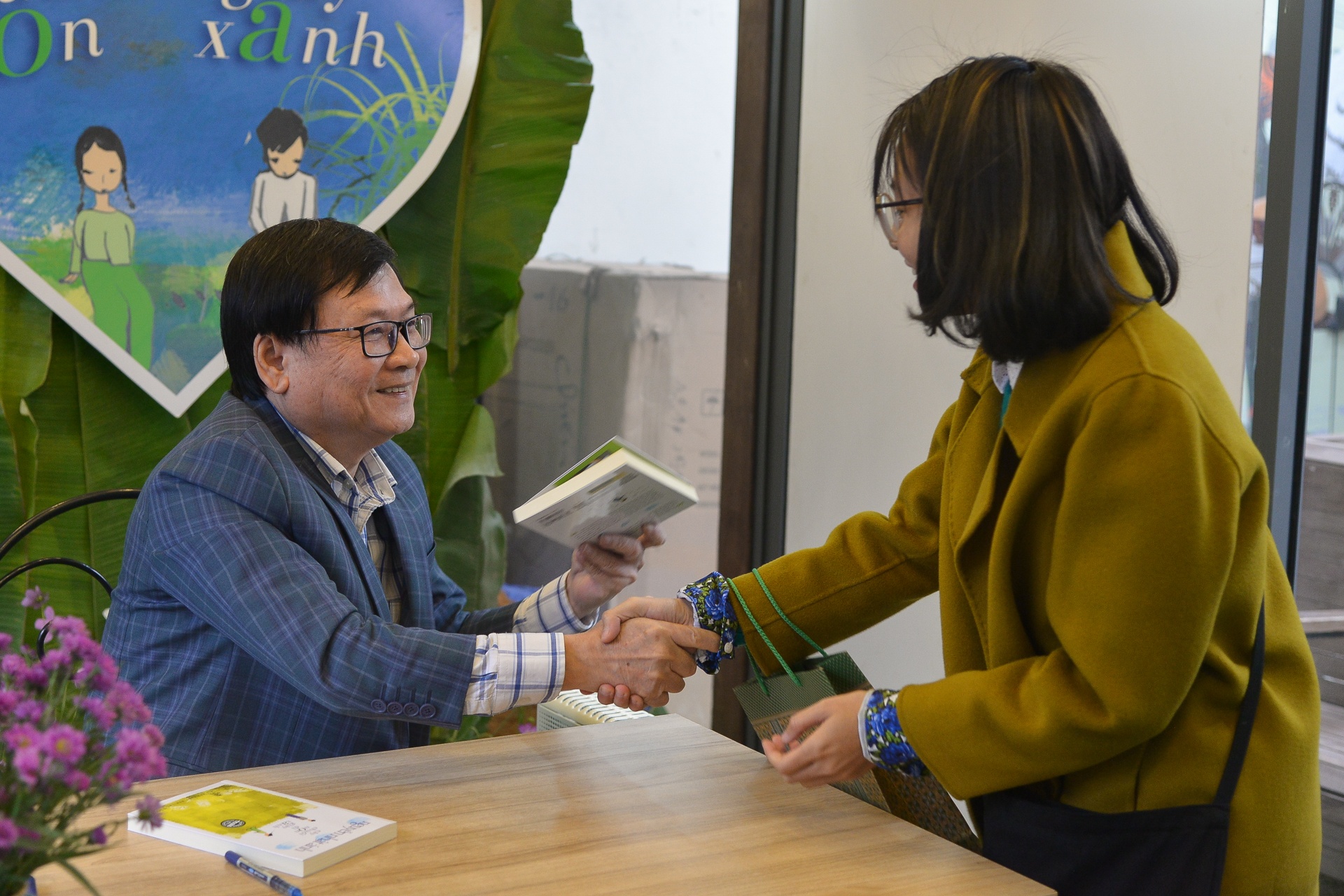 Nha van Nguyen Nhat Anh ky tang sach tai Ha Noi hinh anh