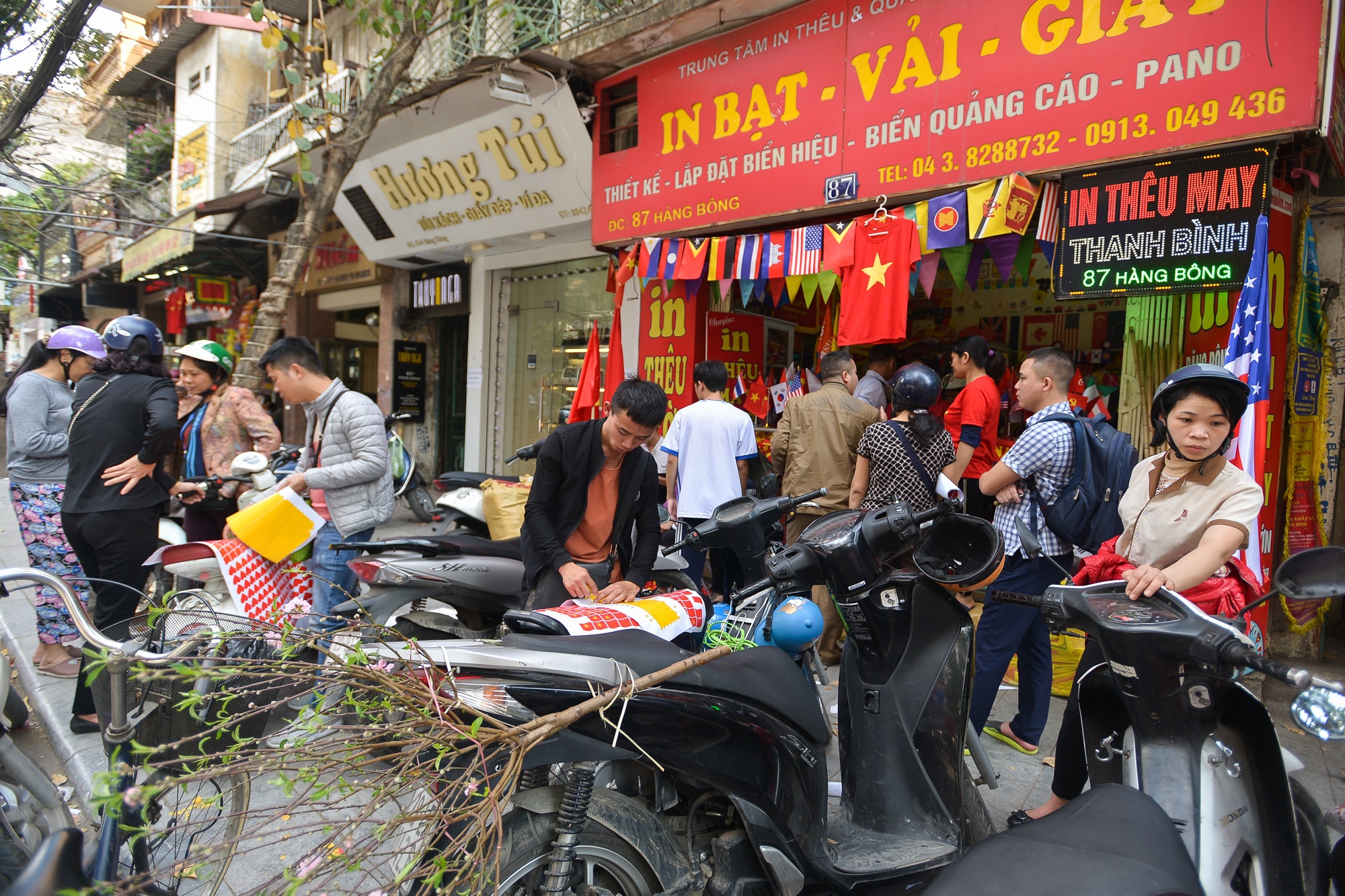 nguoi dan mua co do sao vang co vu U23 anh 1