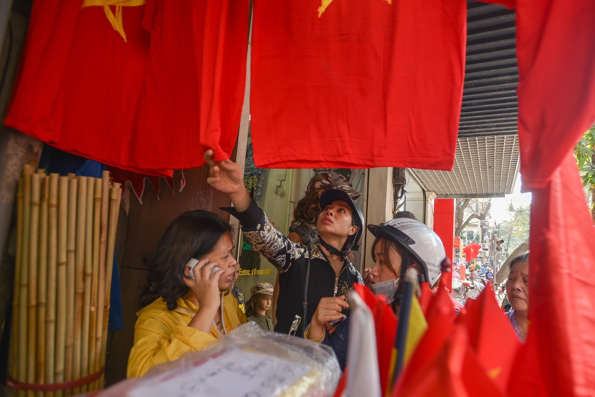 Nguoi dan Ha Noi tap nap mua do co vu U23 Viet Nam hinh anh