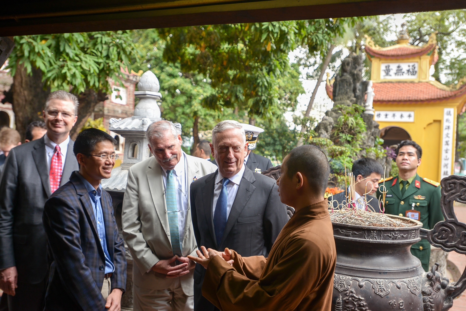 Bo truong Quoc phong My James Mattis tham chua Tran Quoc anh 7