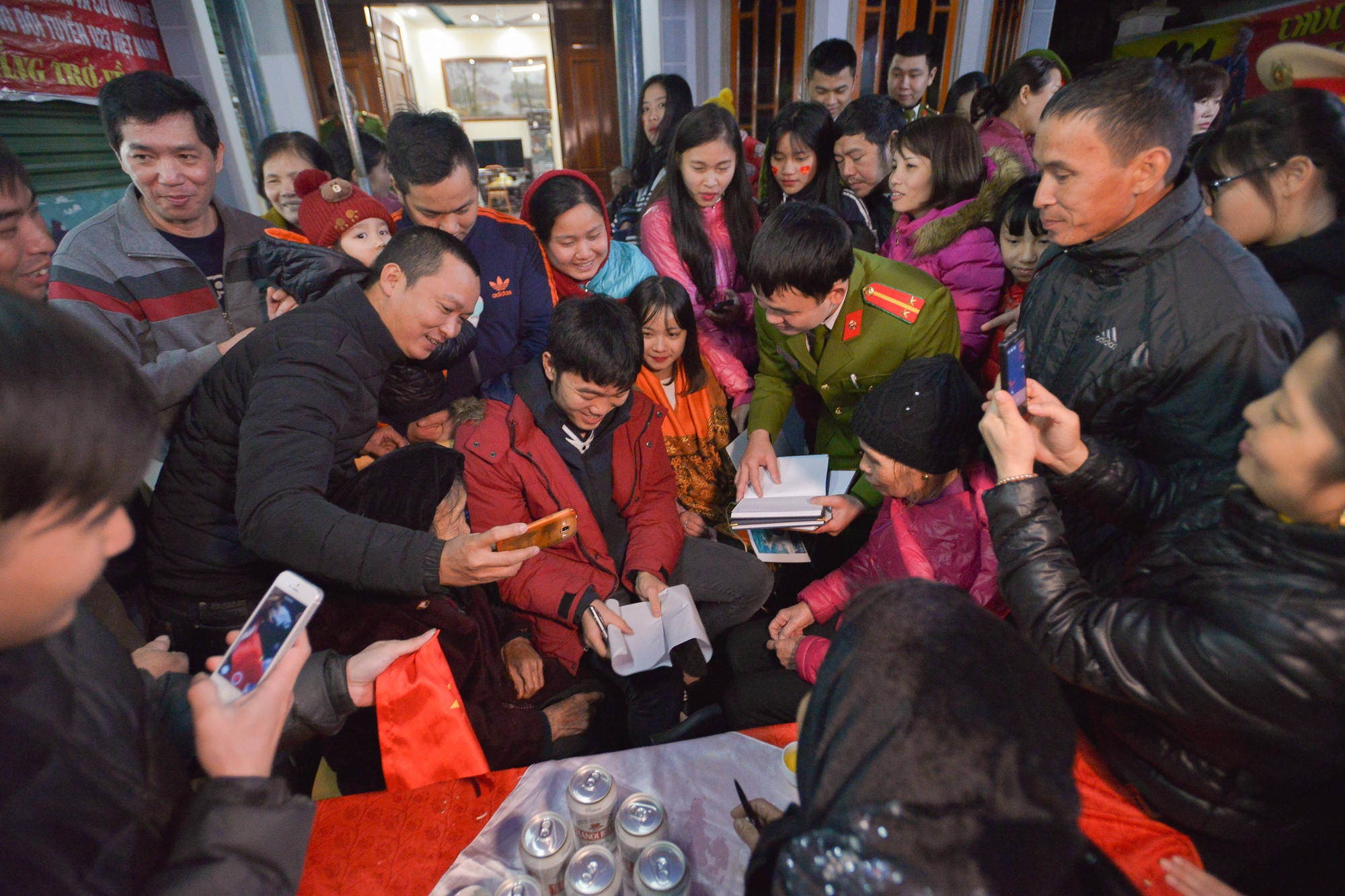 Nguoi ham mo vay kin nha Xuan Truong xin chu ky hinh anh