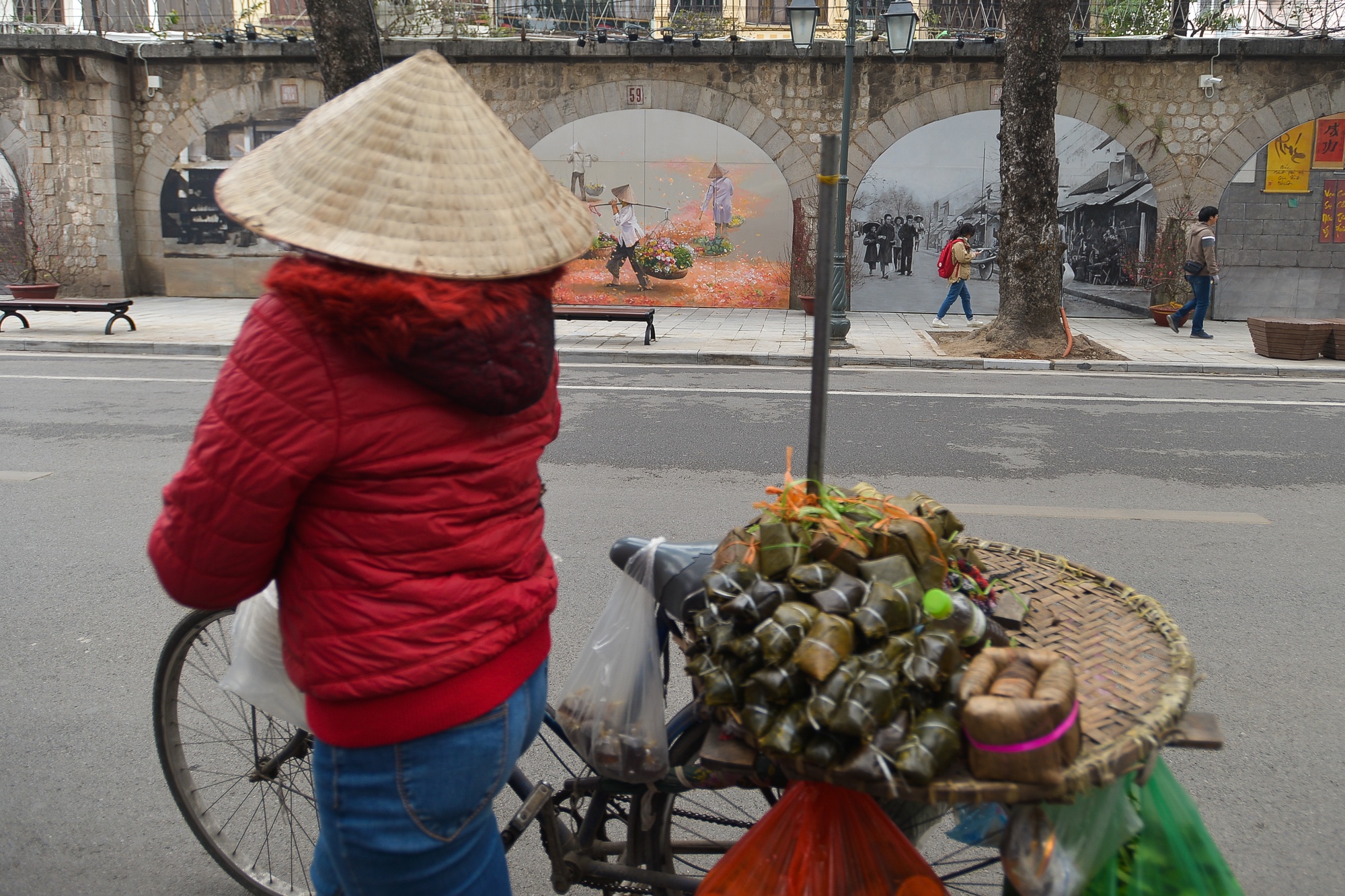 Bich hoa tren duong Phung Hung anh 10