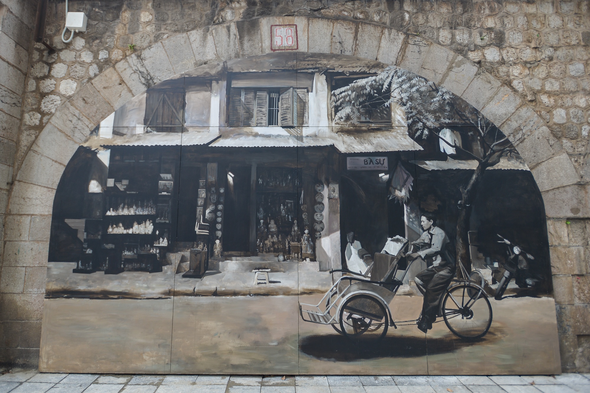 Bich hoa tren duong Phung Hung anh 2