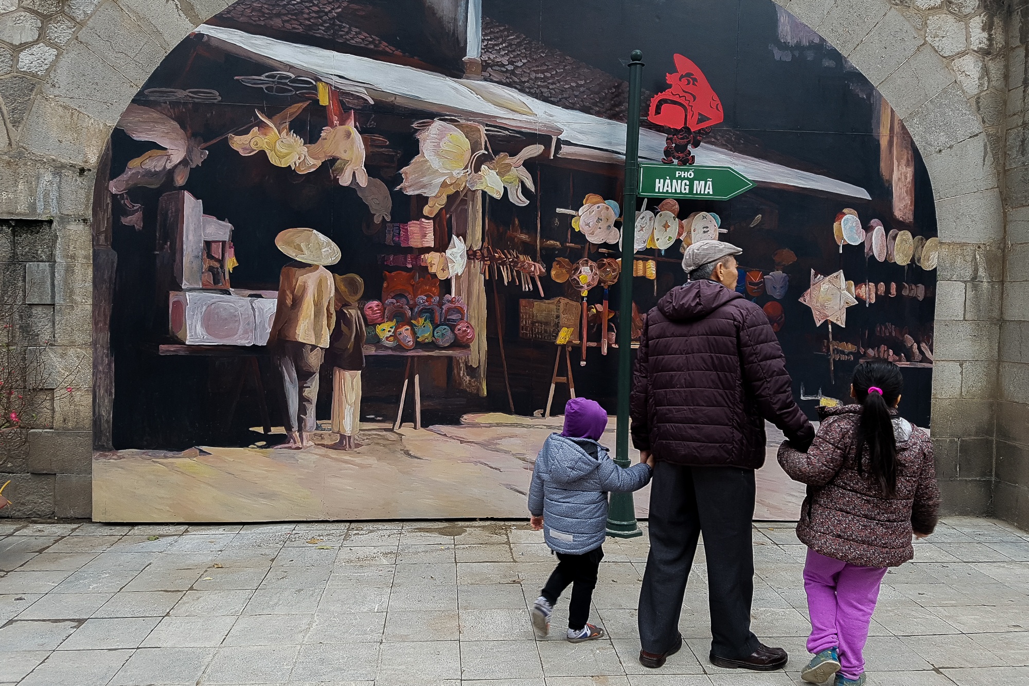 Bich hoa tren duong Phung Hung anh 3