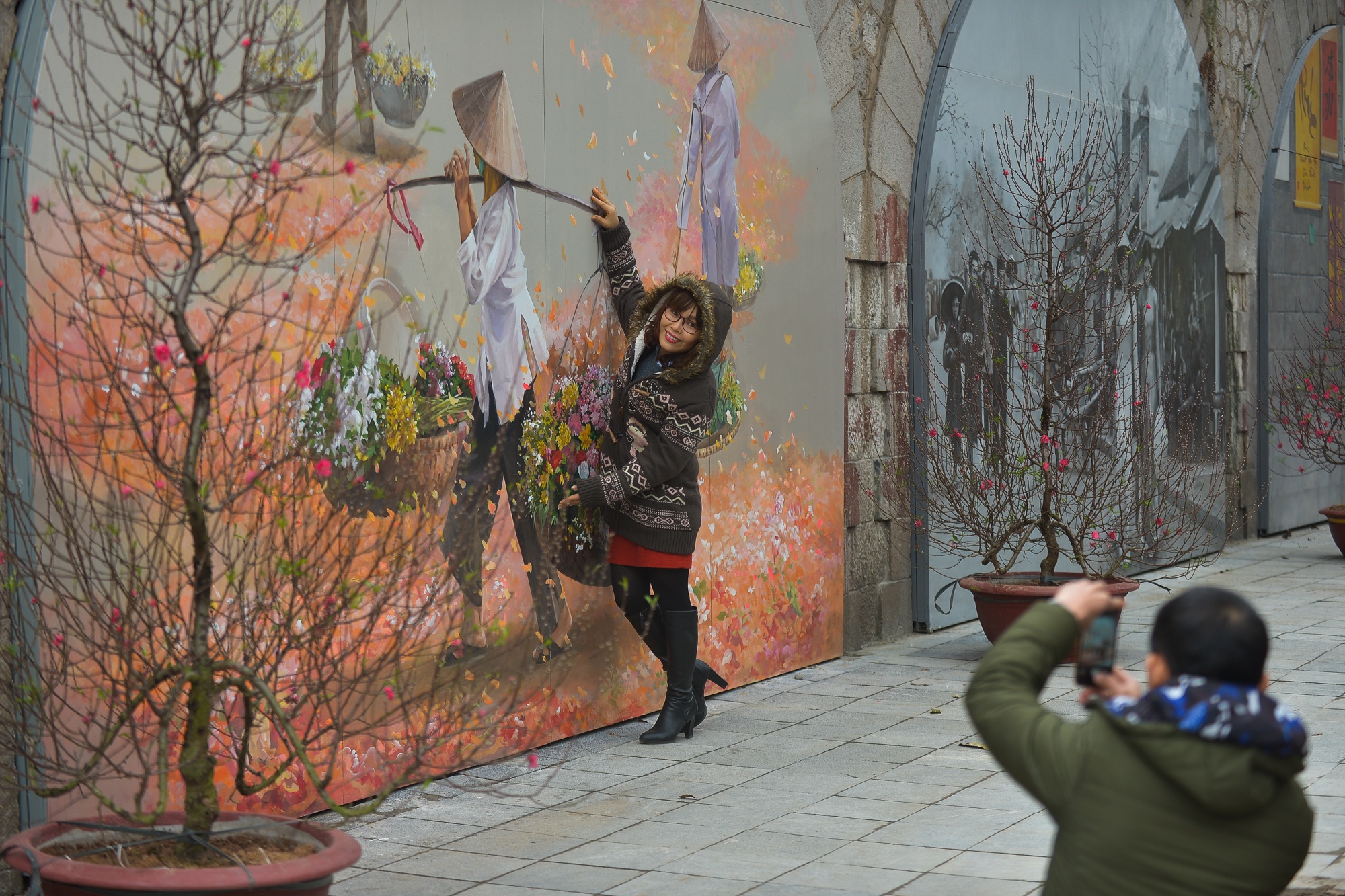 Bich hoa tren duong Phung Hung anh 9