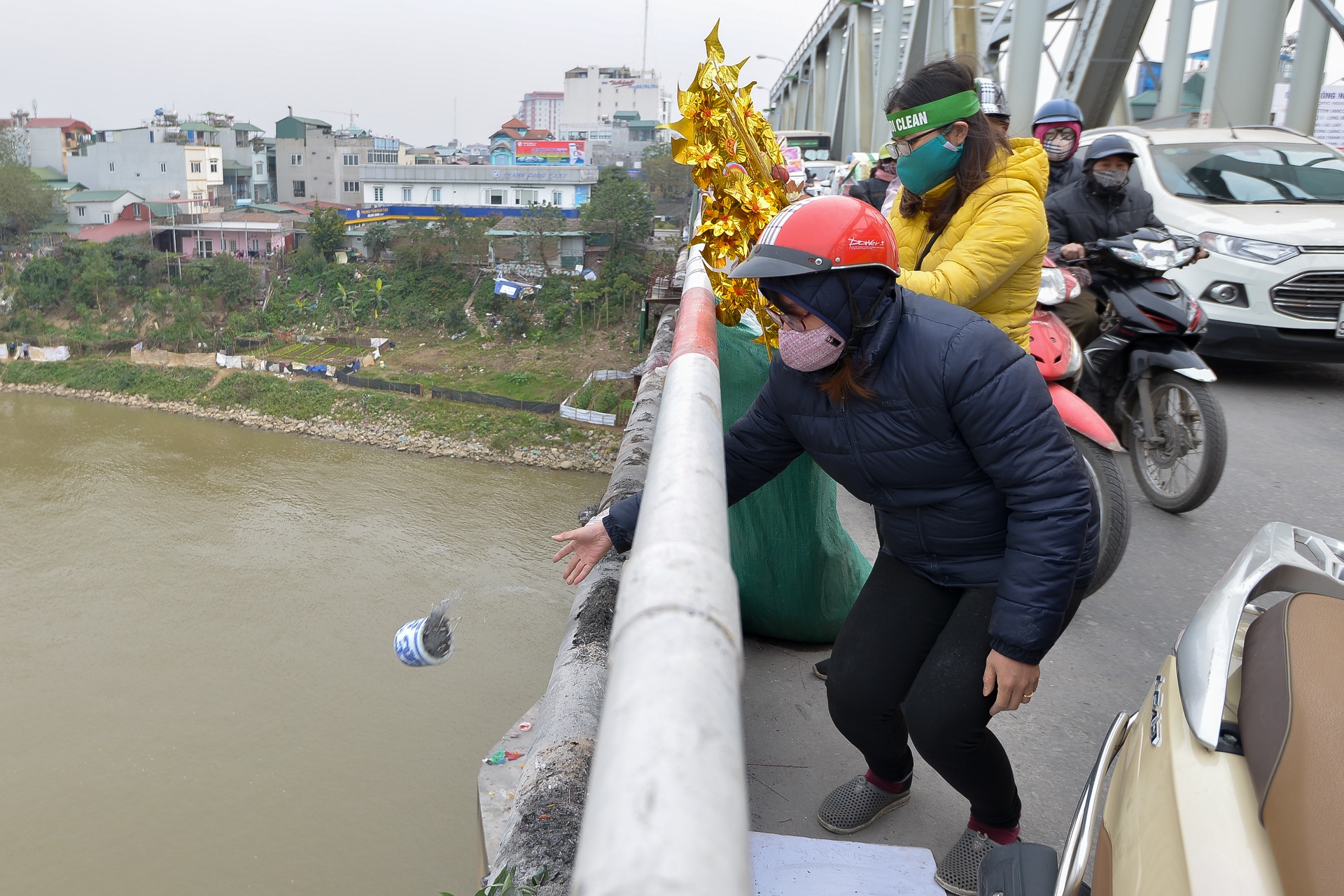 thu gom rac thai ngay tet ong cong ong tao anh 10