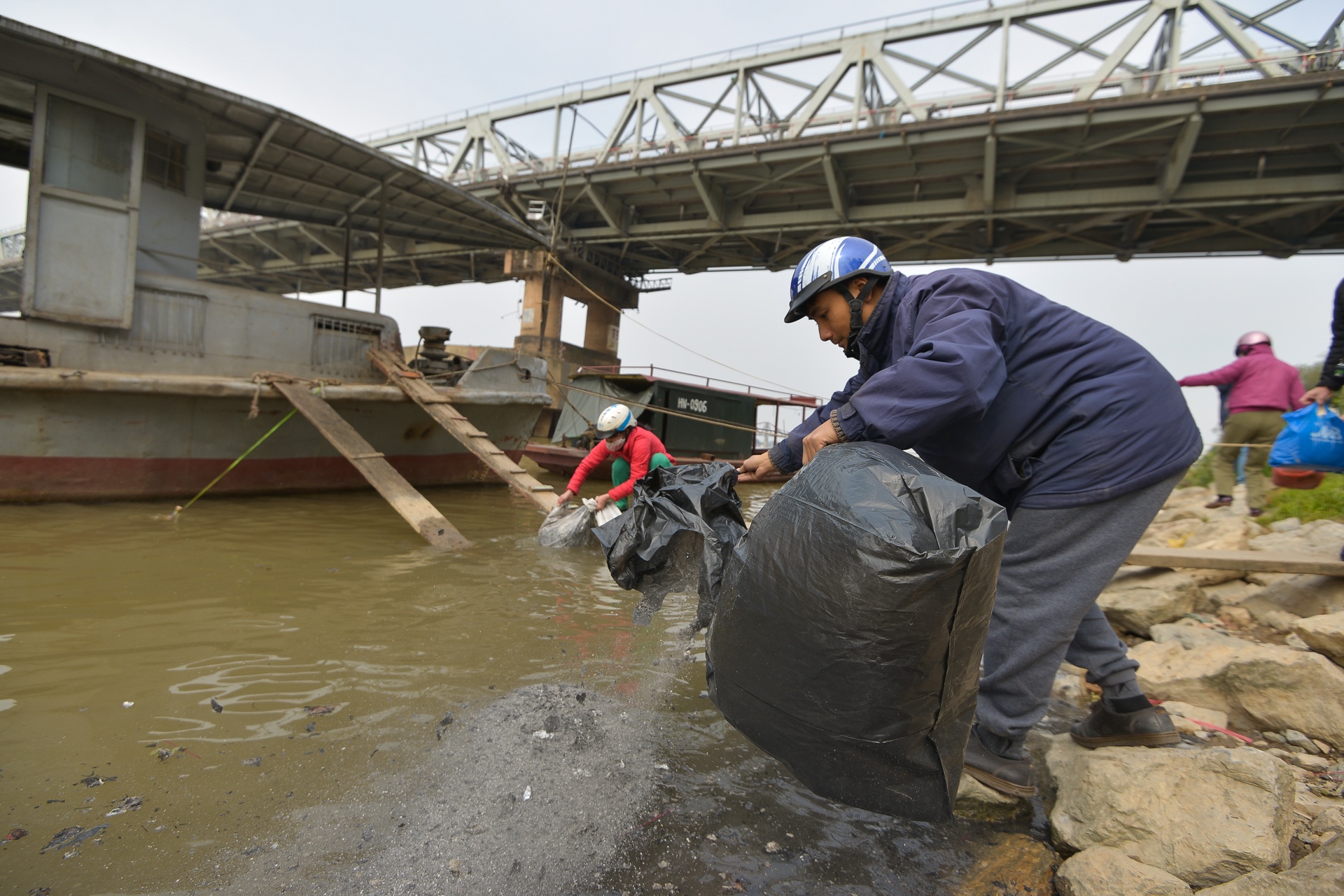 thu gom rac thai ngay tet ong cong ong tao anh 2