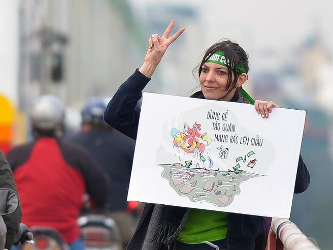 Ban tre nuoc ngoai don tui nylon ngay Tet ong Cong ong Tao hinh anh