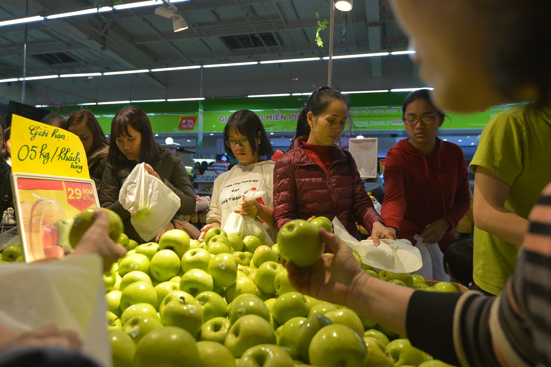 nguoi dan do xo mua sam dip tet anh 11