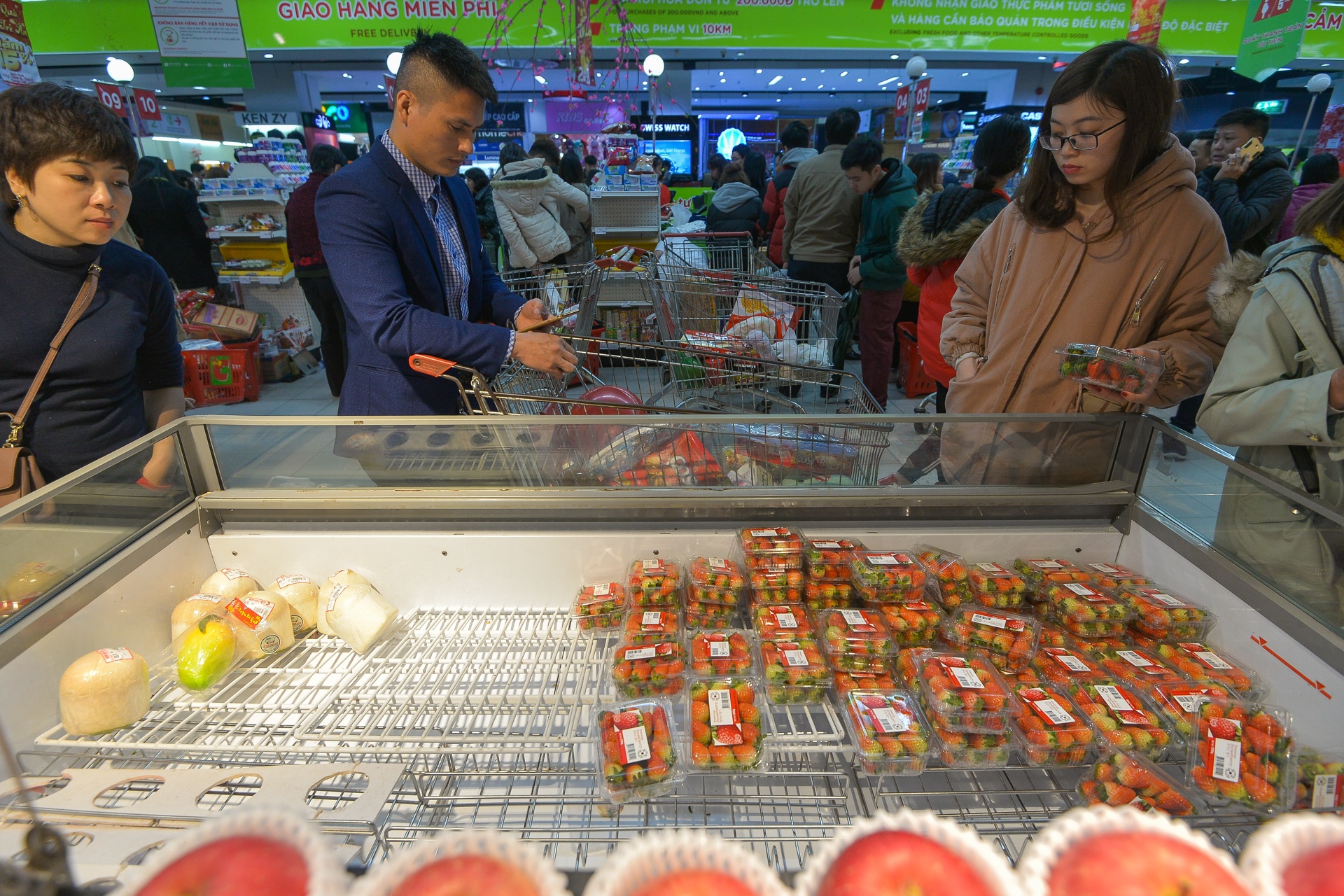 nguoi dan do xo mua sam dip tet anh 12