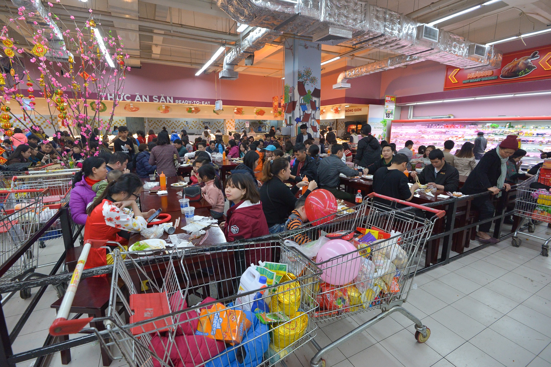 nguoi dan do xo mua sam dip tet anh 13