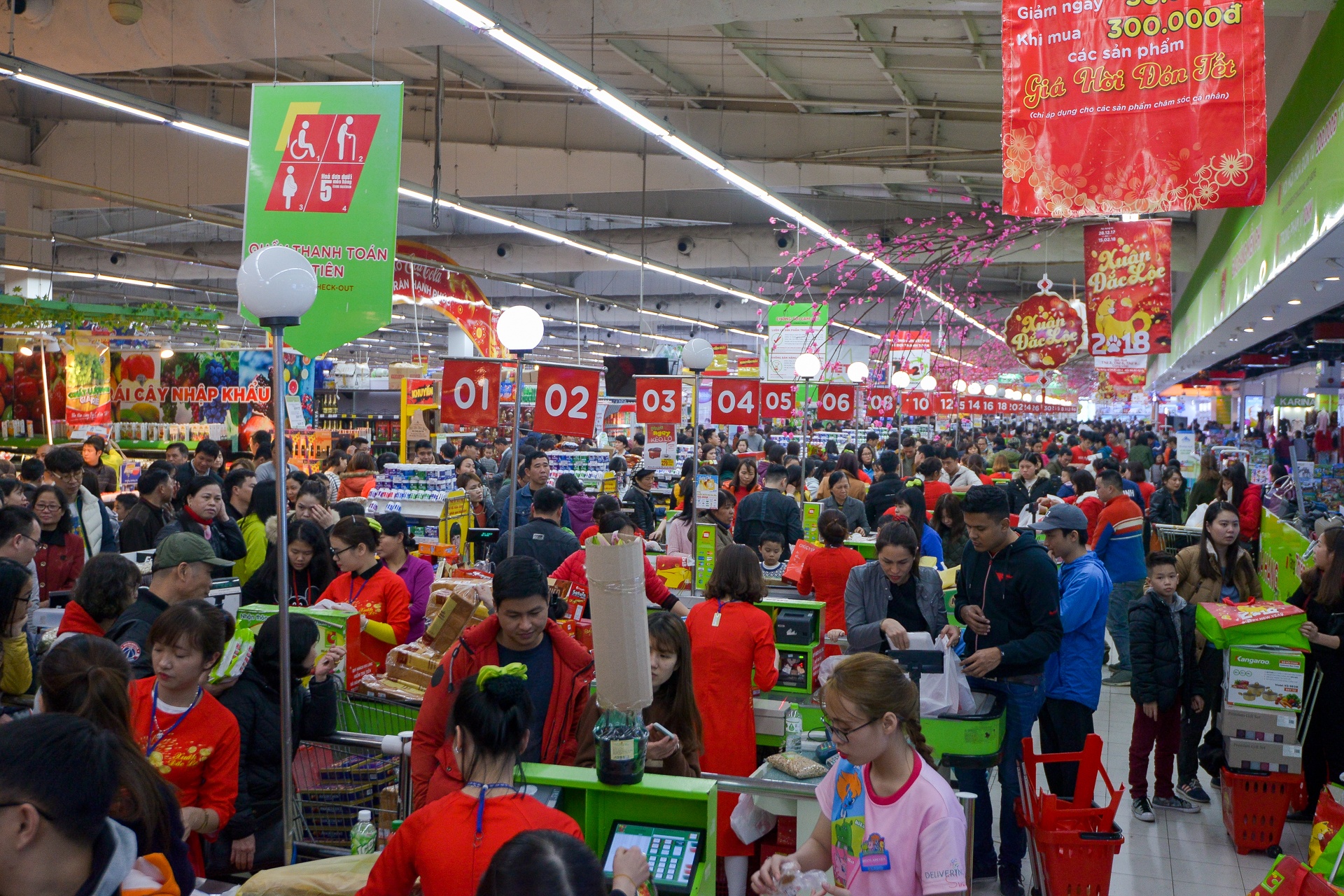 nguoi dan do xo mua sam dip tet anh 1