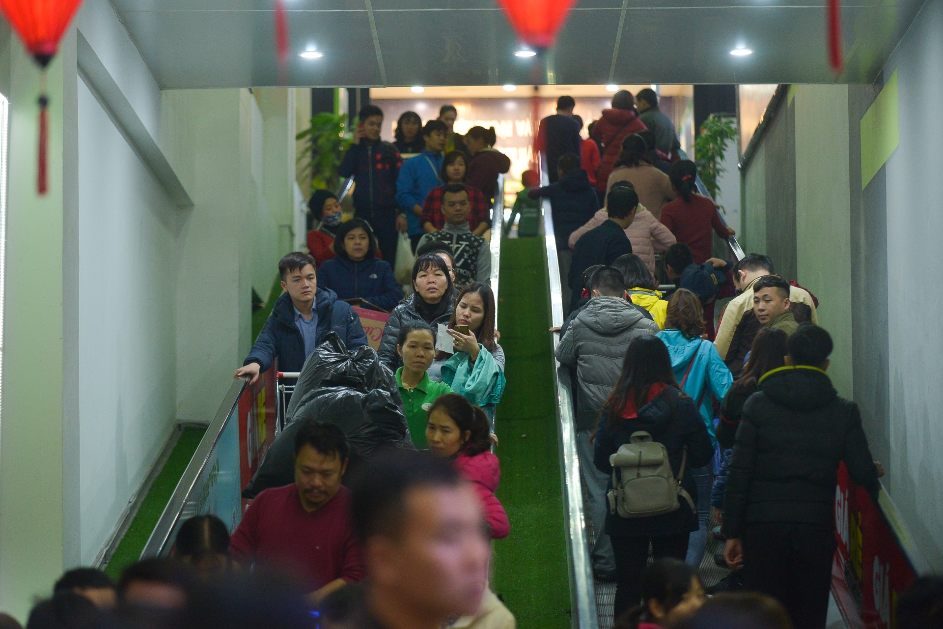 nguoi dan do xo mua sam dip tet anh 2