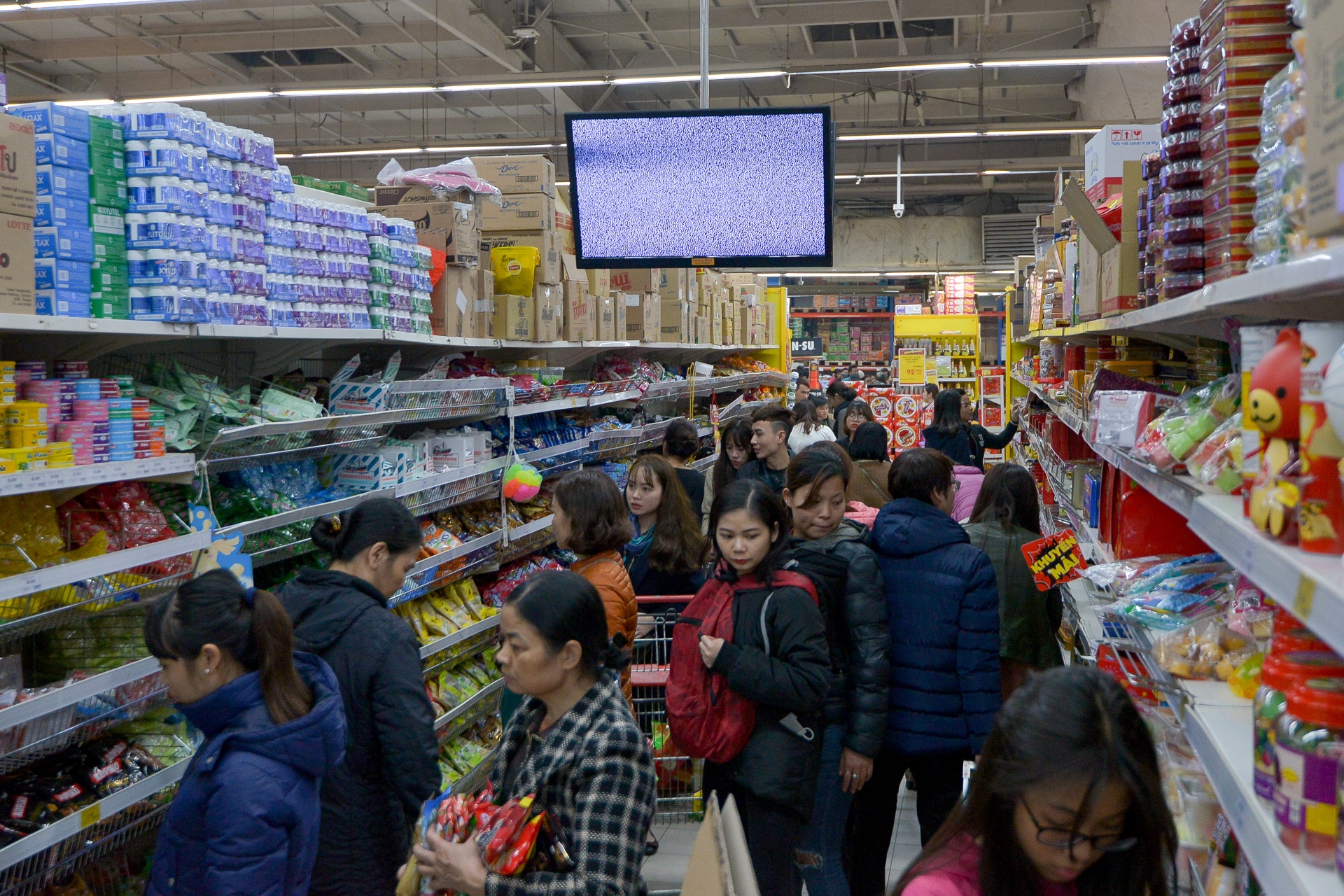 nguoi dan do xo mua sam dip tet anh 5