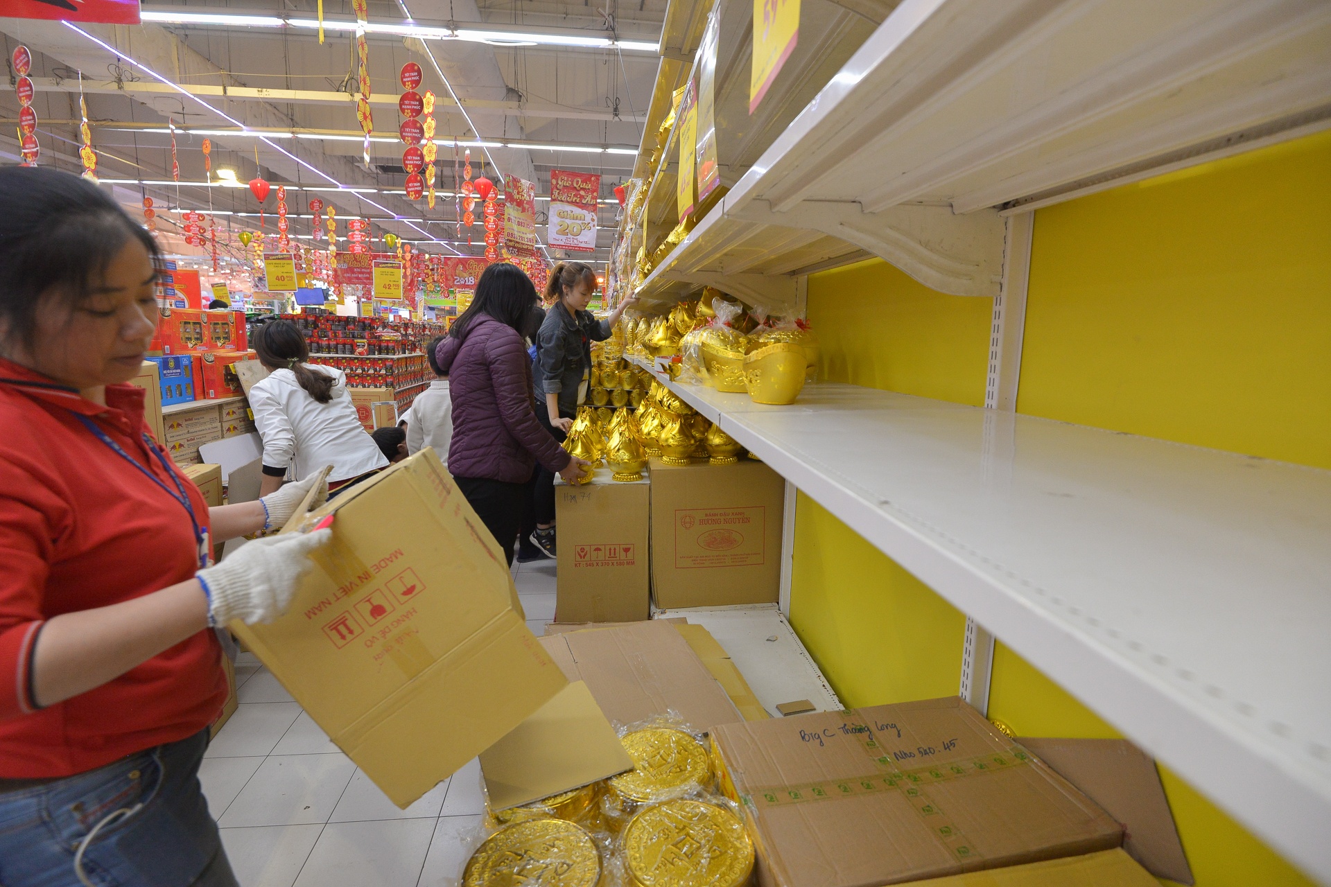 nguoi dan do xo mua sam dip tet anh 6