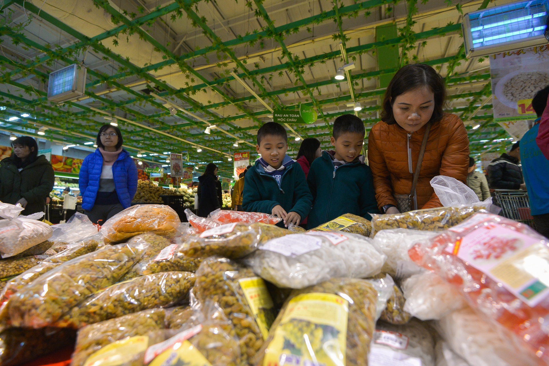 nguoi dan do xo mua sam dip tet anh 10