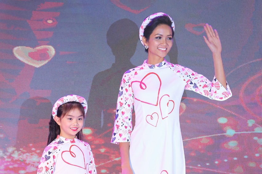 Dan hoa hau, a hau Viet trinh dien ao dai gay quy tu thien hinh anh