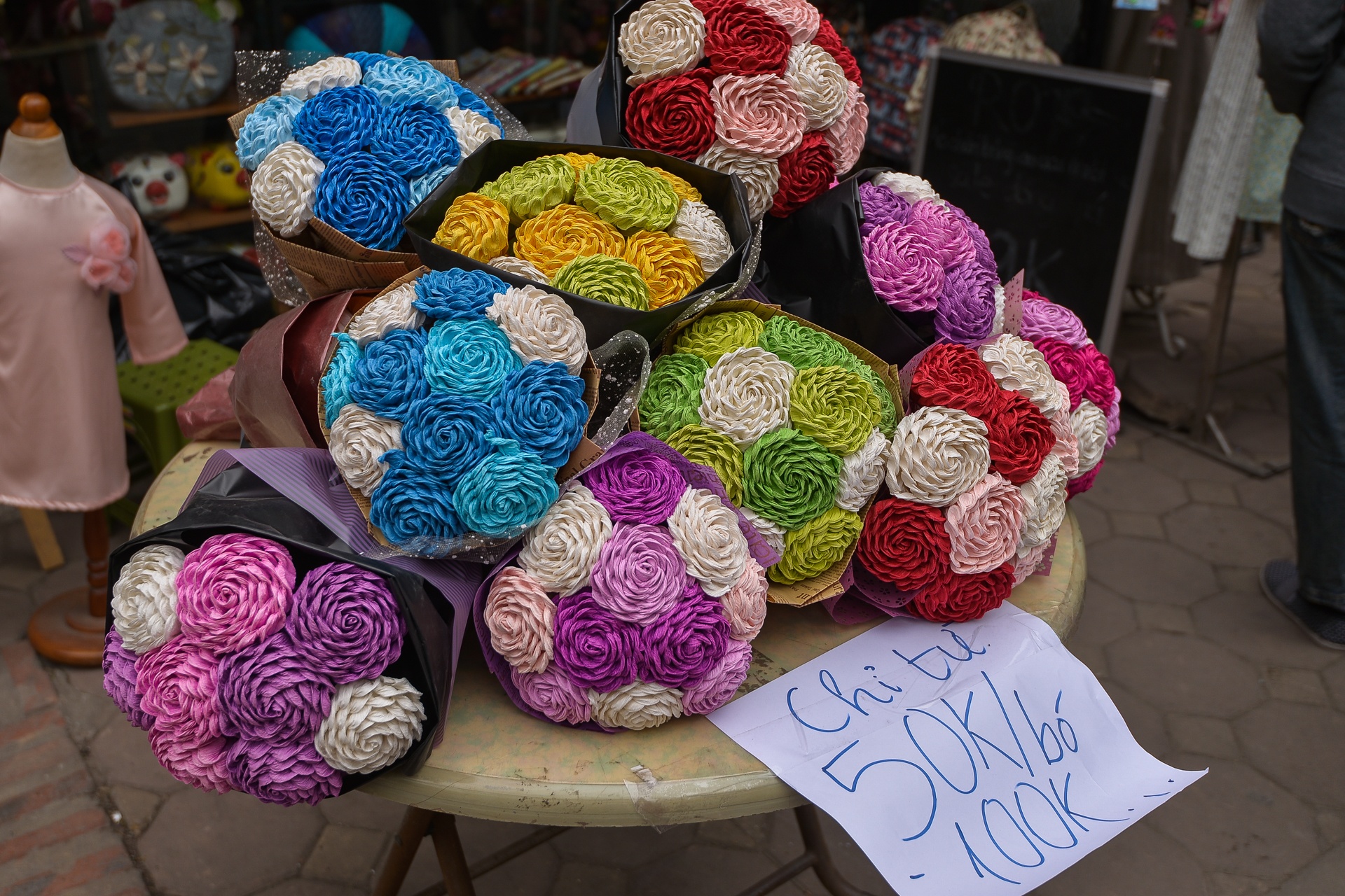 cua hang ban socola vang ve truoc ngay le anh 13