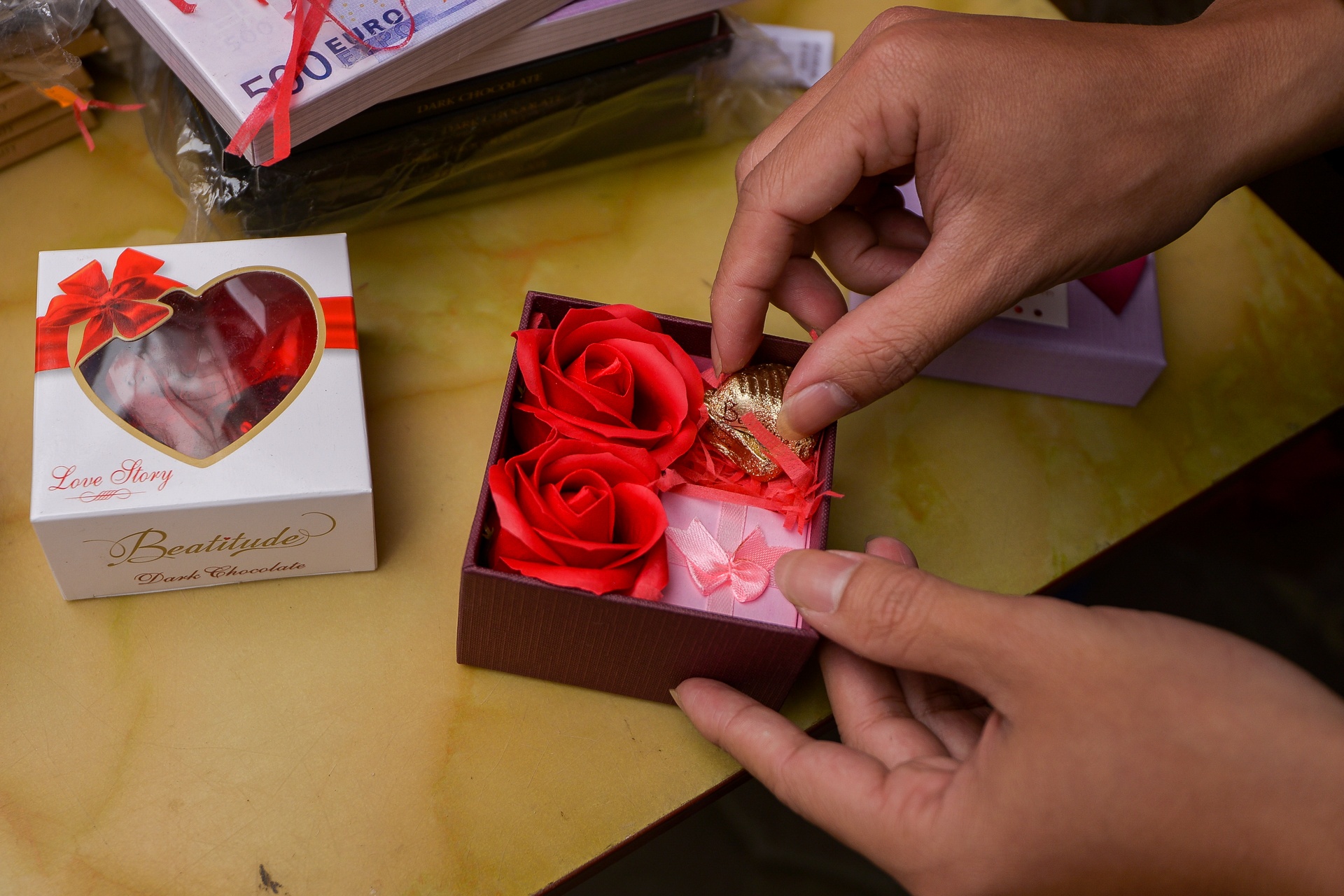 Thi truong qua tang Valentine 'lu mo' vi khong khi Tet hinh anh