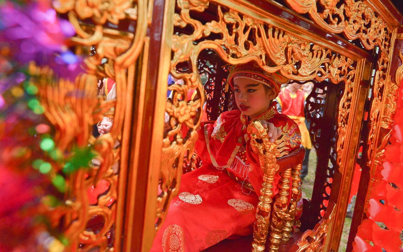 'Tuong ba' 9 tuoi duoc cong, be de tranh bi cuop o le hoi hinh anh