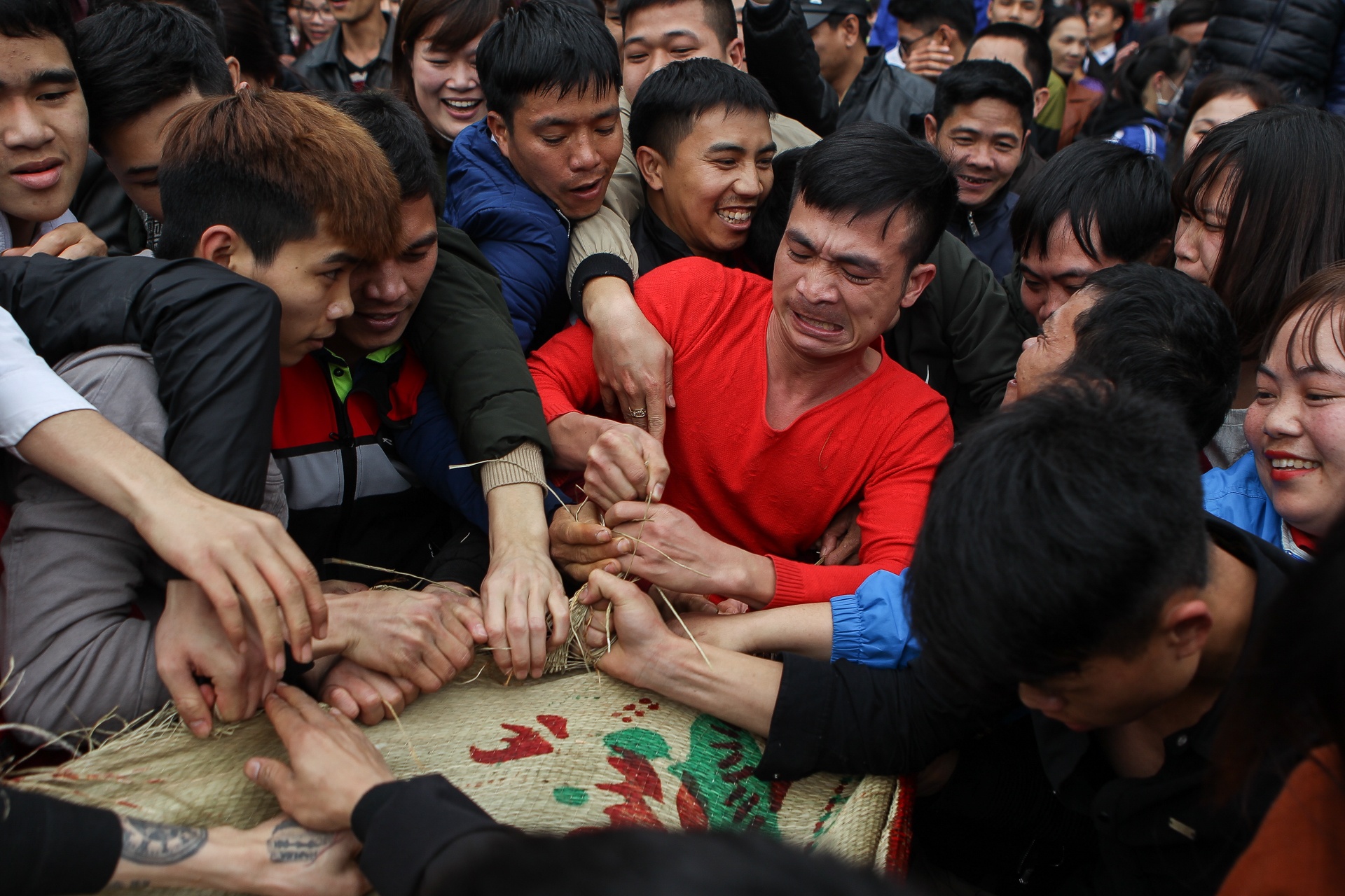 Thanh nien giam dap, chen lan cuop manh chieu tai le hoi Duc But hinh anh