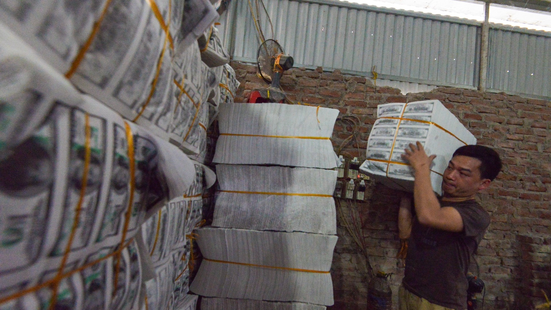 Lang nghe vang ma lon nhat Ha Noi tap nap ngay dem hinh anh