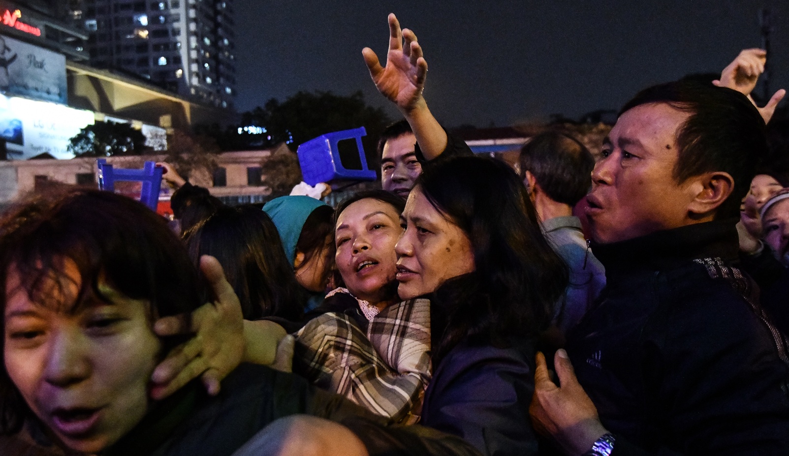 Chen lan xin loc trong le cau an o chua Phuc Khanh hinh anh