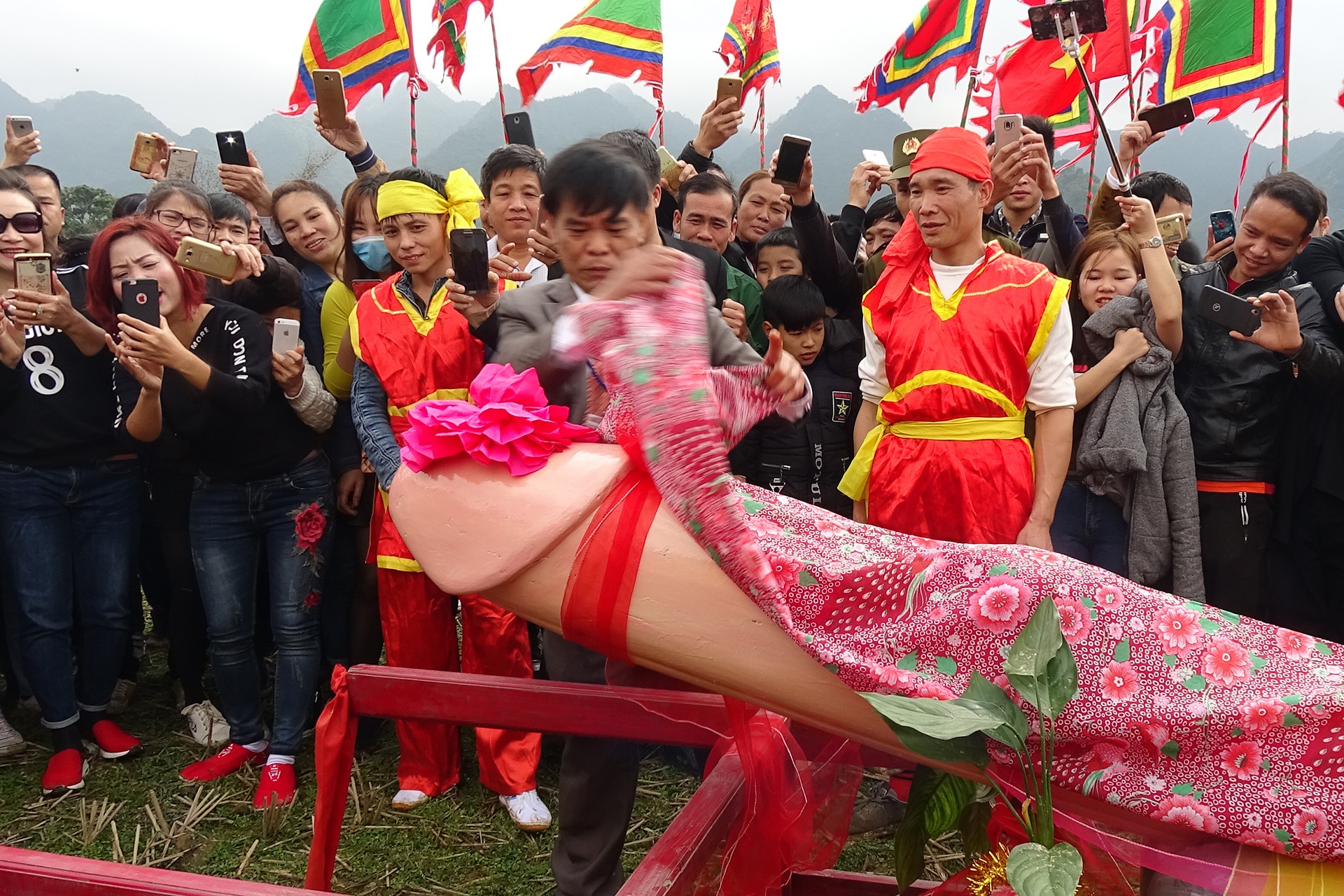 Ruoc mo hinh sinh thuc khi dai hon 1 met o Lang Son hinh anh