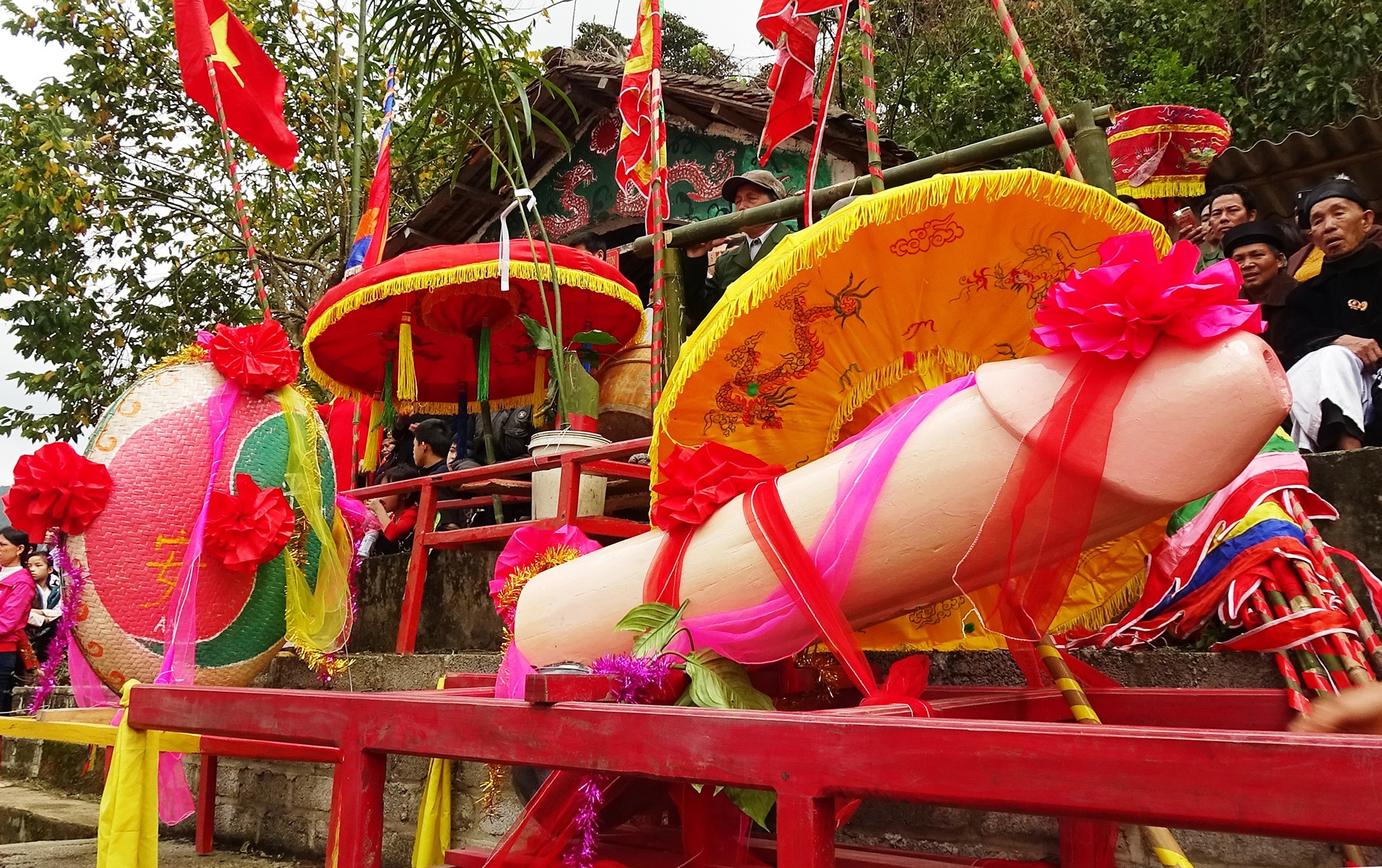 Nguoi dan to mo truoc le hoi ruoc 'xua quy' ki la o Lang Son hinh anh