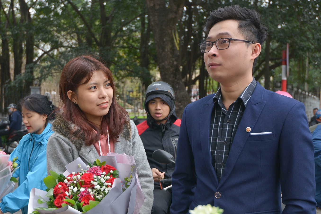 Khach hang nam tap nap mua hoa tang phu nu hinh anh