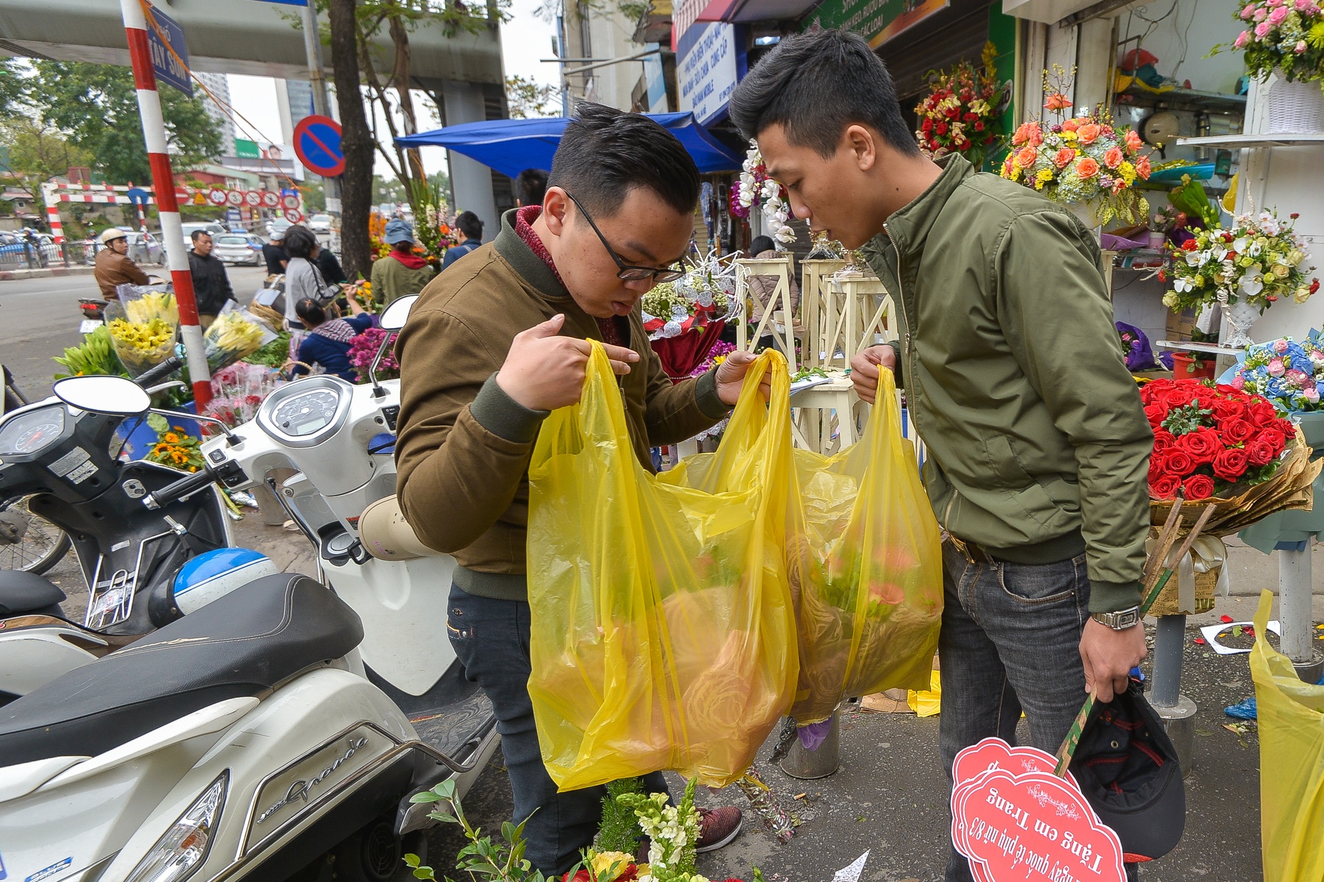 nam gioi mua qua tang ngay 8 thang 3 anh 4