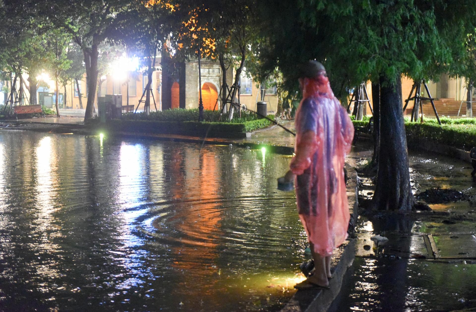 Buong can cau ca o ho Guom sau mua lon hinh anh