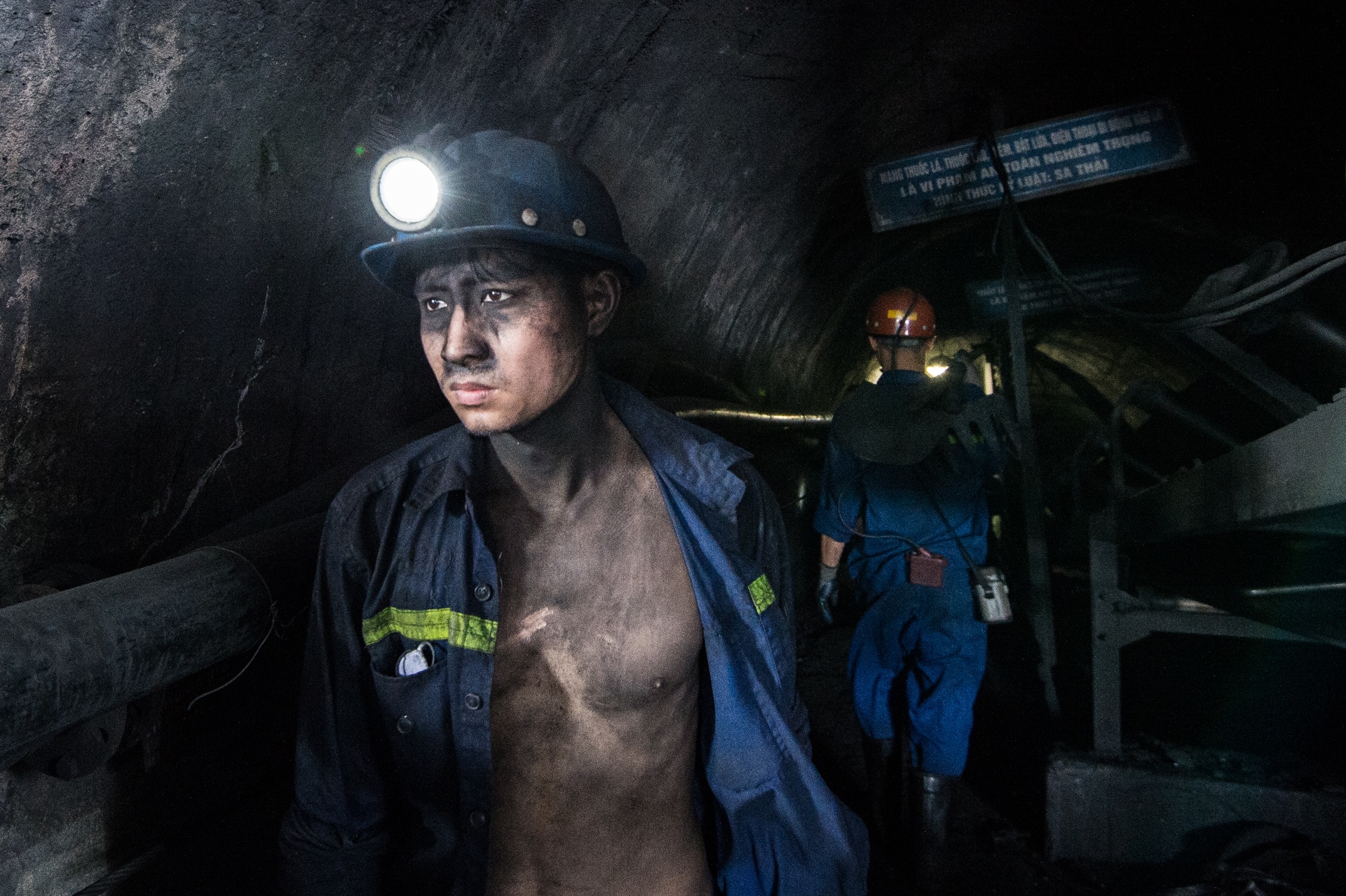 Nghe mo cuc nhoc, nguy hiem duoi ham sau tram met hinh anh