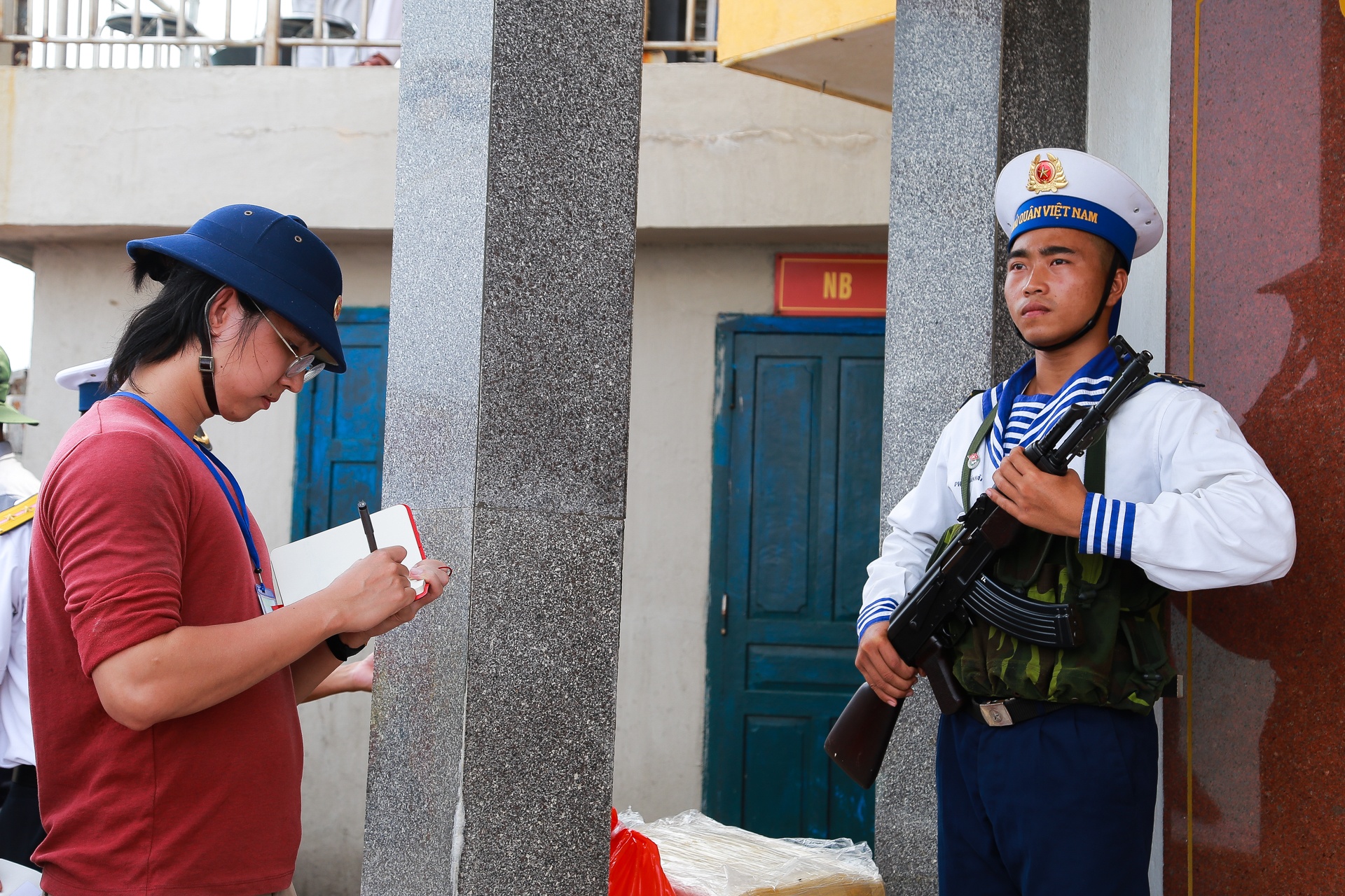 kieu bao tham Truong Sa va nha gian DK1 anh 5