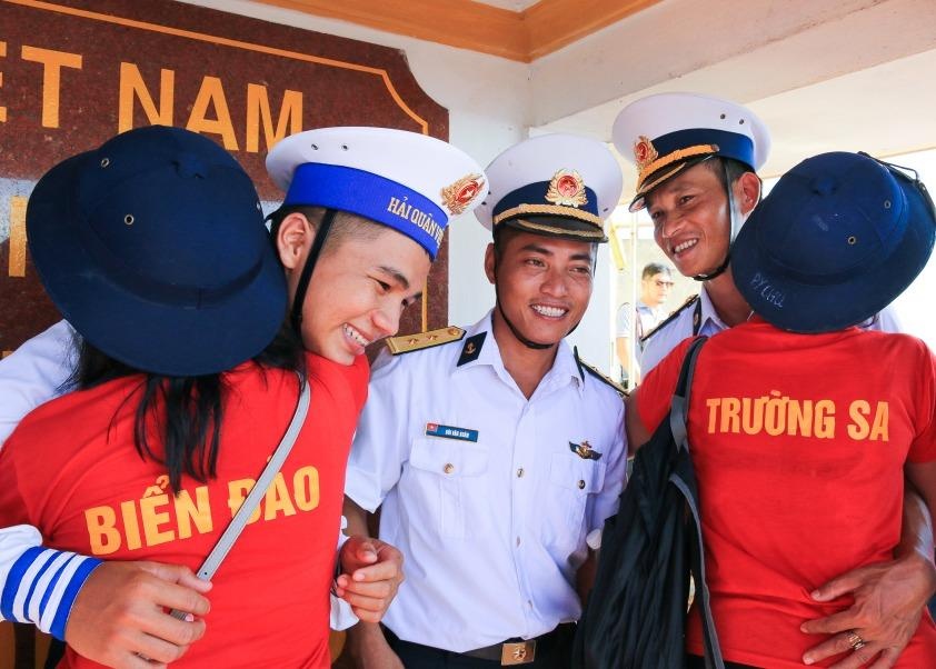 Kieu bao vuot hang nghin hai ly den tham Truong Sa va Nha gian DK1 hinh anh