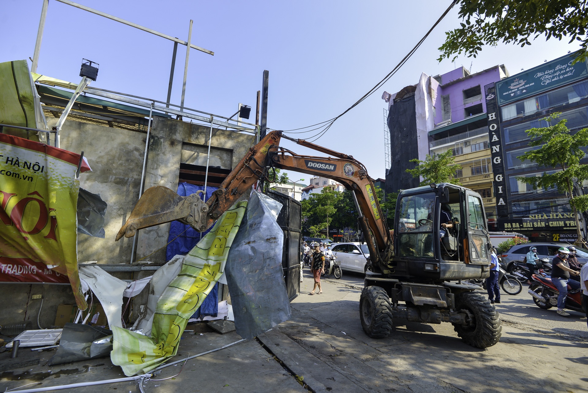 Cuong che pha bo cac cong trinh vi pham tai muong thoat nuoc Nghia Do hinh anh