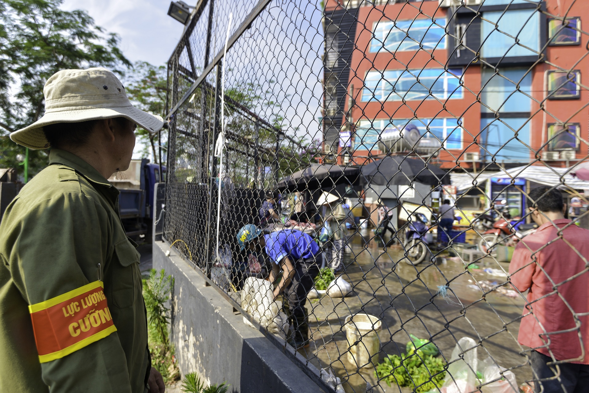 cuong che pha do cac cong trinh vi pham tai muong Nghia Do anh 2